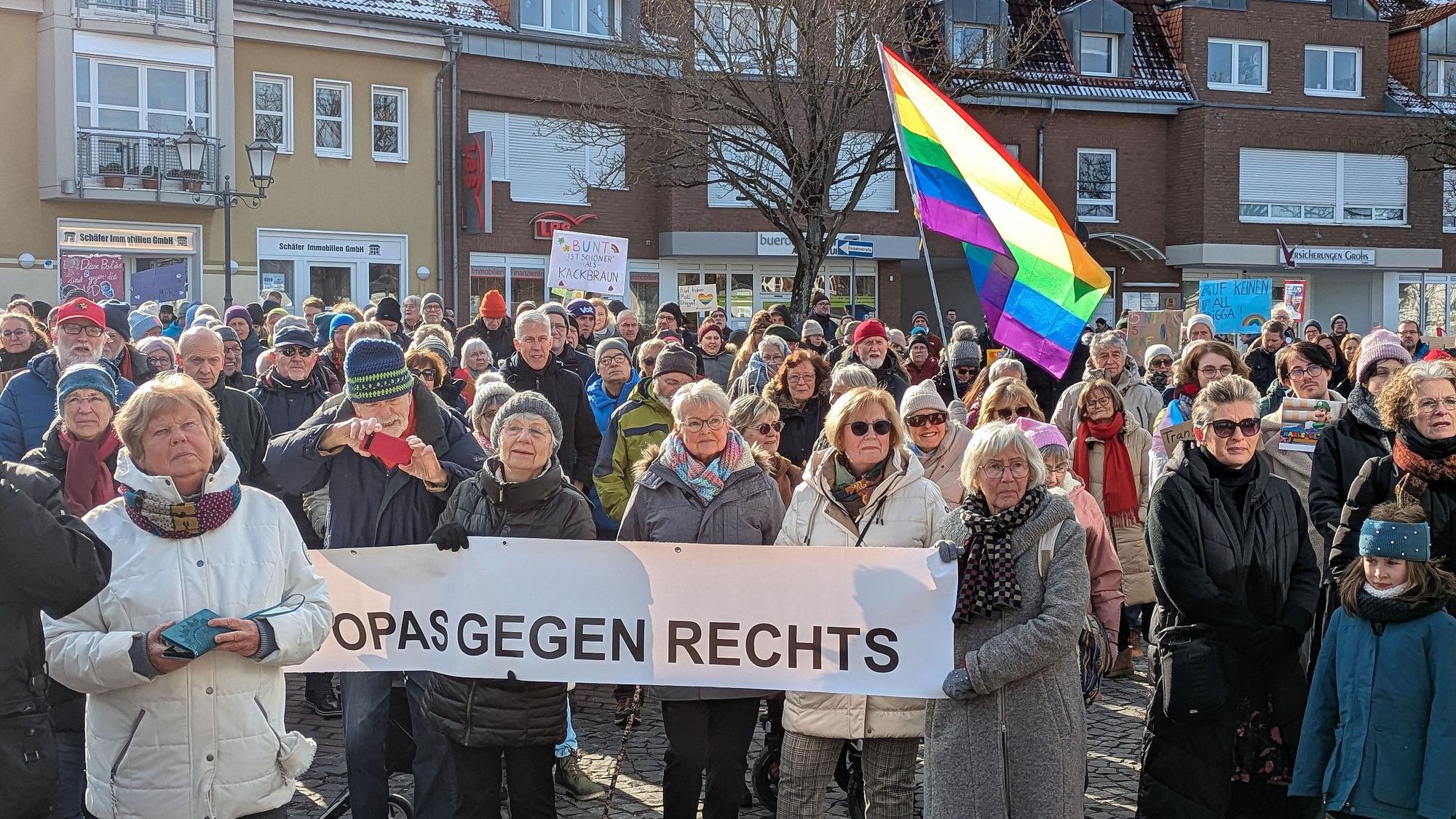 Seniorinnen und Senioren mit Spruchband und Peace-Flagge.