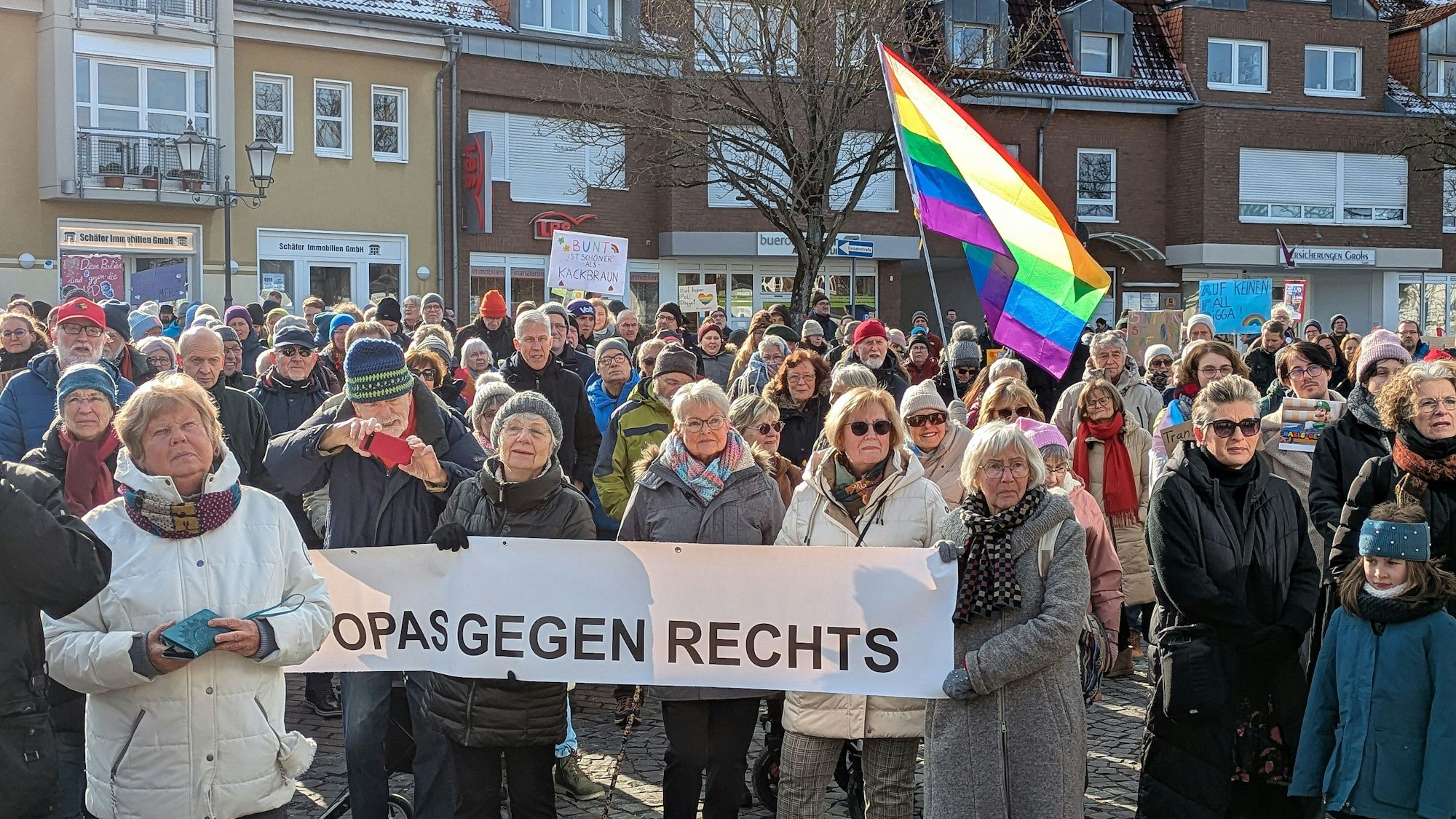 Seniorinnen und Senioren mit Spruchband und Peace-Flagge.