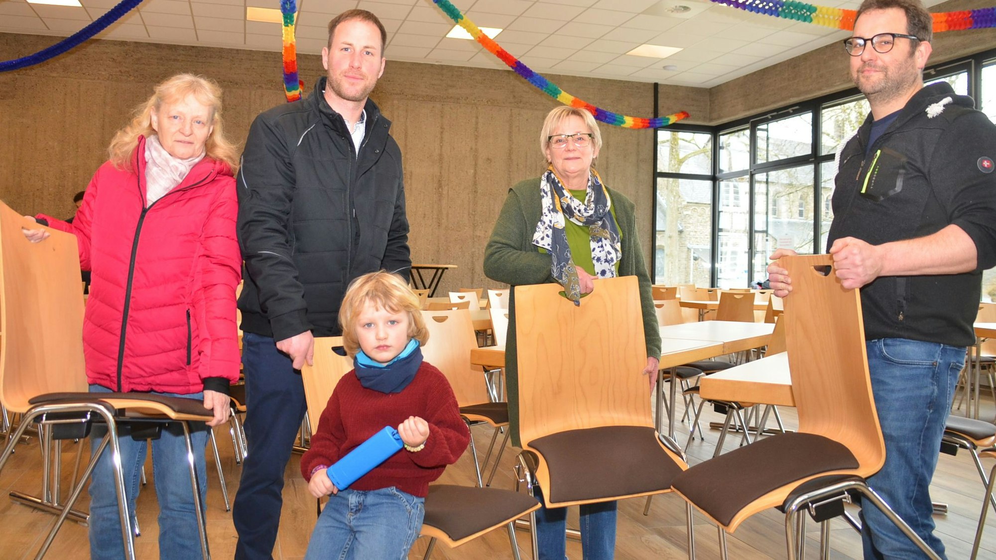 Mio Schneider ist einer der Jüngsten in der Helferschar in Morsbach, hier packt er an mit (von links) Brigitte Kötting, Oliver Puhl, Heike Schmidt und Papa Tobias.