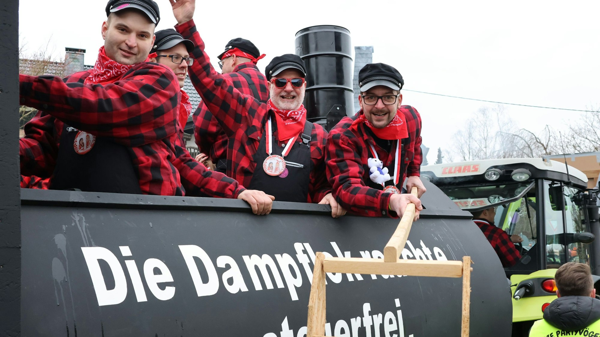 Die Partyvögel beim Karnevalszug in Waldbröl-Schönenbach.