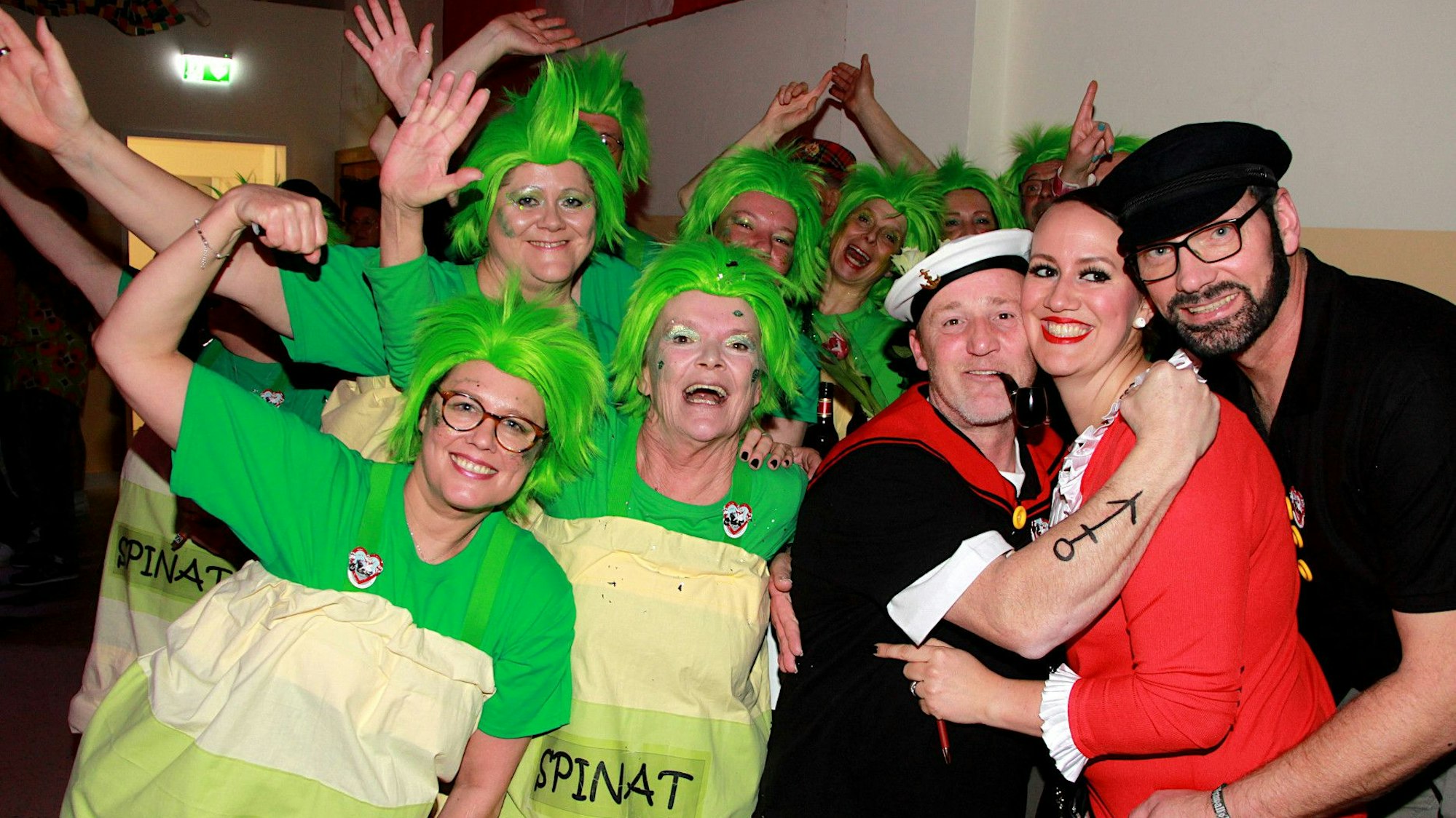 Eine Freundesgruppe hat sich originelle Kostüme gebastelt: Die beiden Männer sehen aus wie Poppey, der Comicmatrose, die acht Frauen haben sich als Spinatdosen verkleidet.