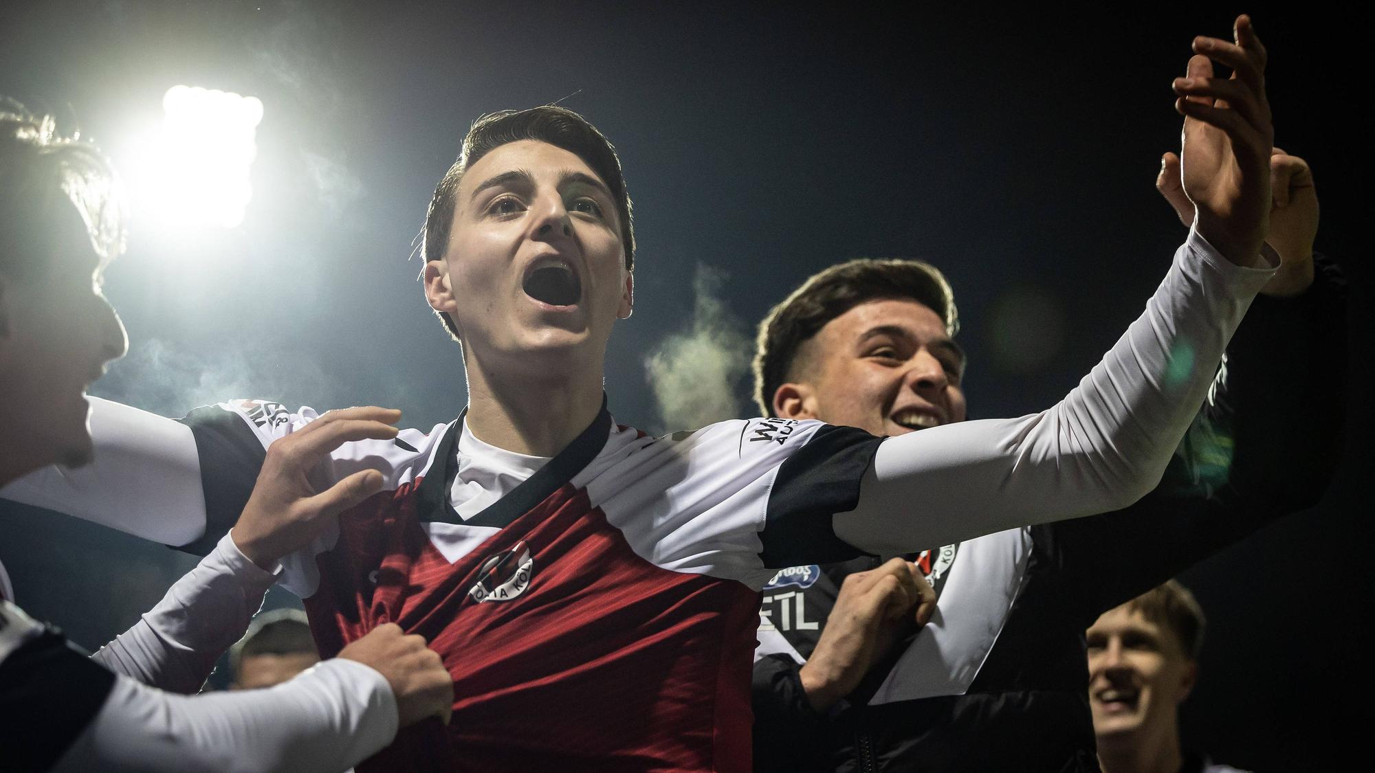Viktoria Kölns Malek El Mala (M.) und sein Bruder Said (r.) feiern den 3:1-Sieg über Aachen.