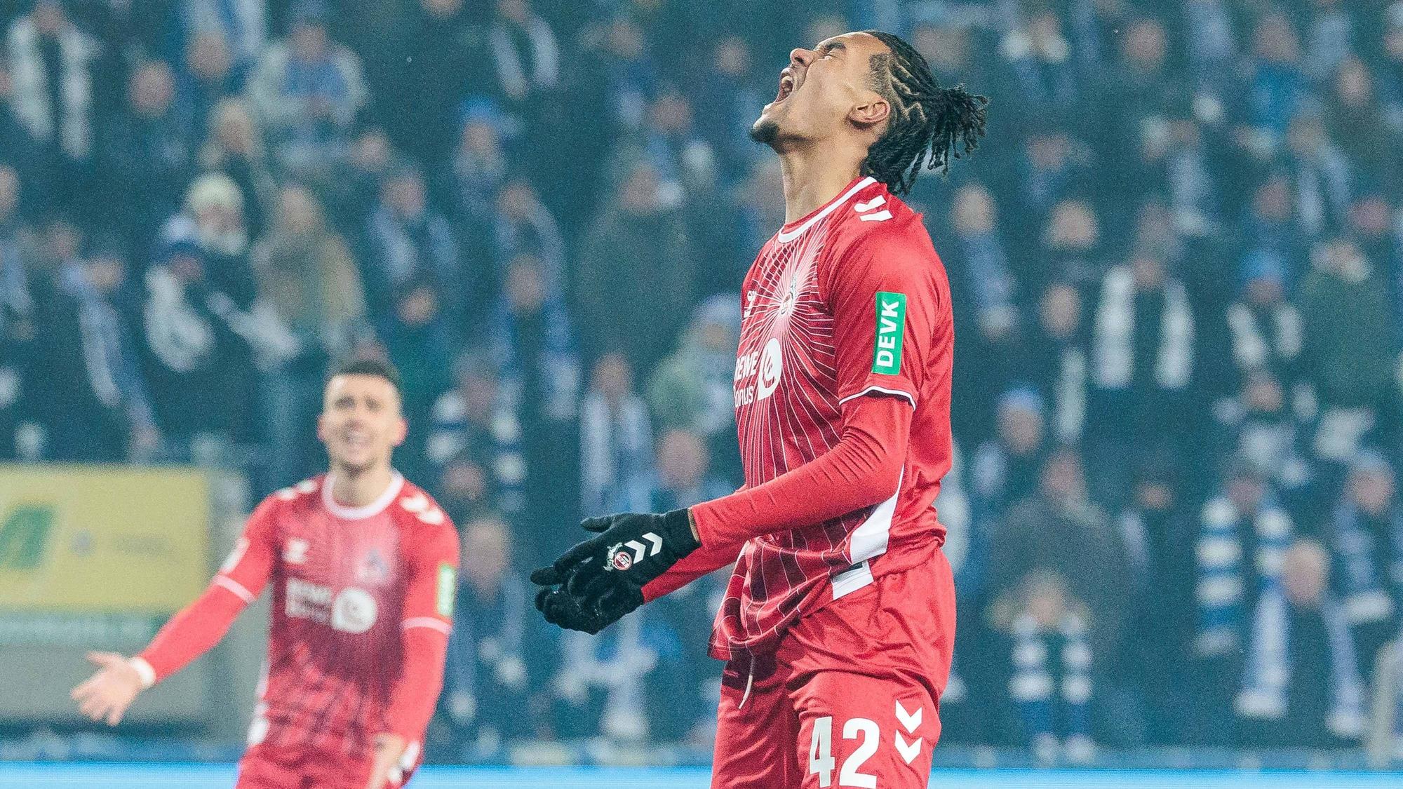 Pure Verzweiflung: FC-Torjäger Damion Downs ist nach einer verpassten Chance frustriert, Dejan Ljubicic (l.) hätte gerne den Ball gehabt.