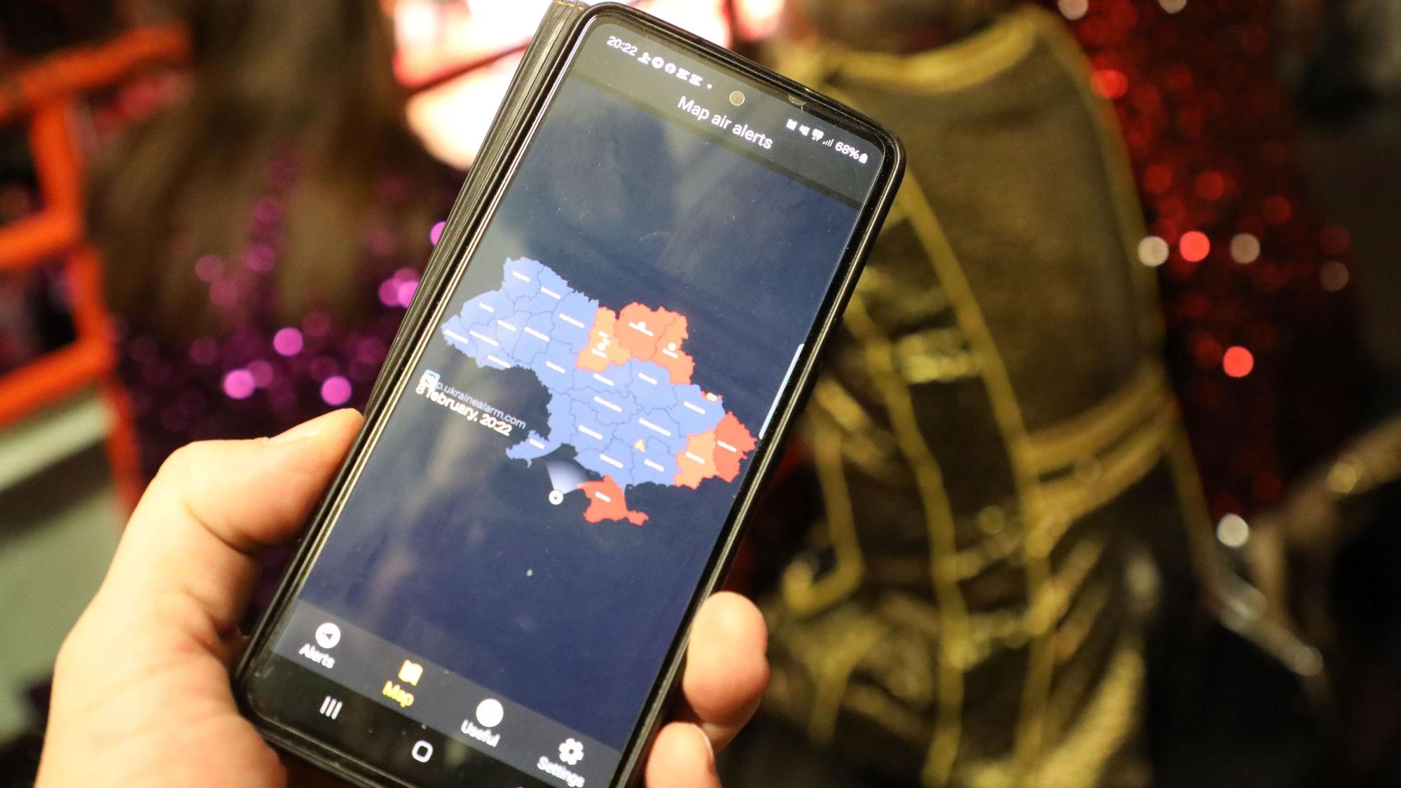 Luftalarm im Karneval: Eine Handy-App zeigt den Luftalarm in Bergisch Gladbachs ukrainischer Partnerstadt Butscha auf einer Landkarte der Ukraine an.