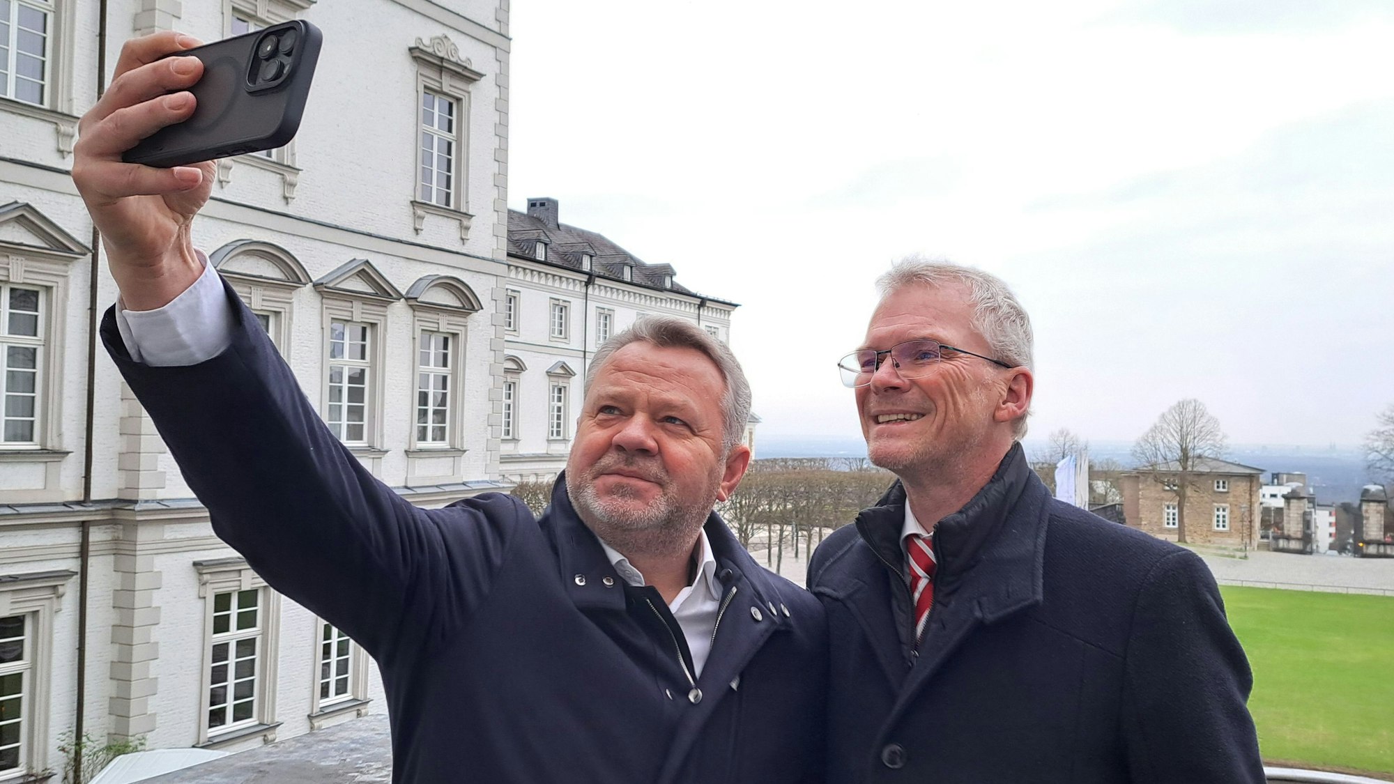 Butschas Bürgermeister Anatolii Fedoruk (l.) macht ein Selfie mit seinem Bergisch Gladbacher Amtskollegen Frank Stein auf der Bel Etage von Schloss Bensberg – bei einer 90-MinutenStadtführung durch die Kreisstadt.