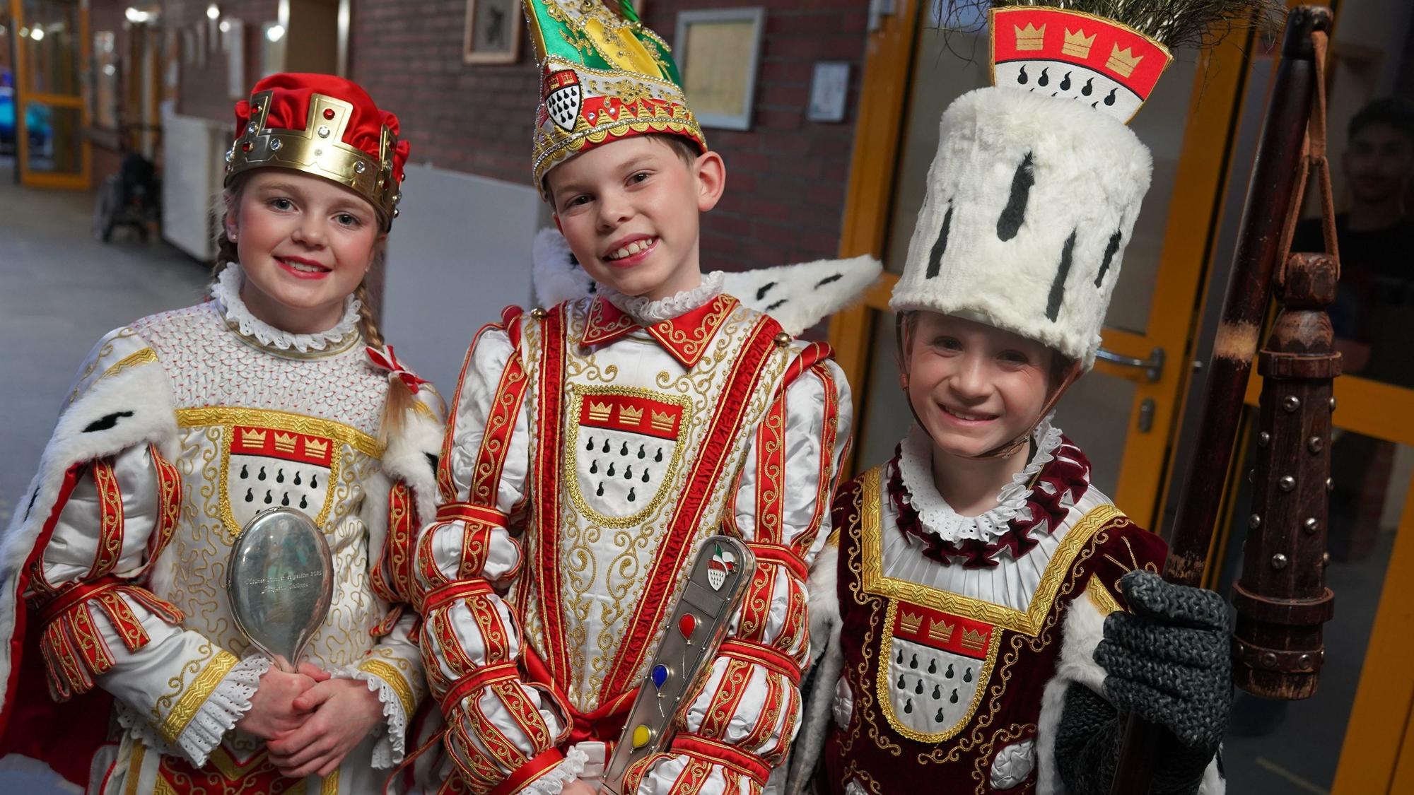 Der jecke Nachwuchs: Das Kölner Kinderdreigestirn mit Jungfrau Philippa, Prinz Ole I. und Bauer Anton.