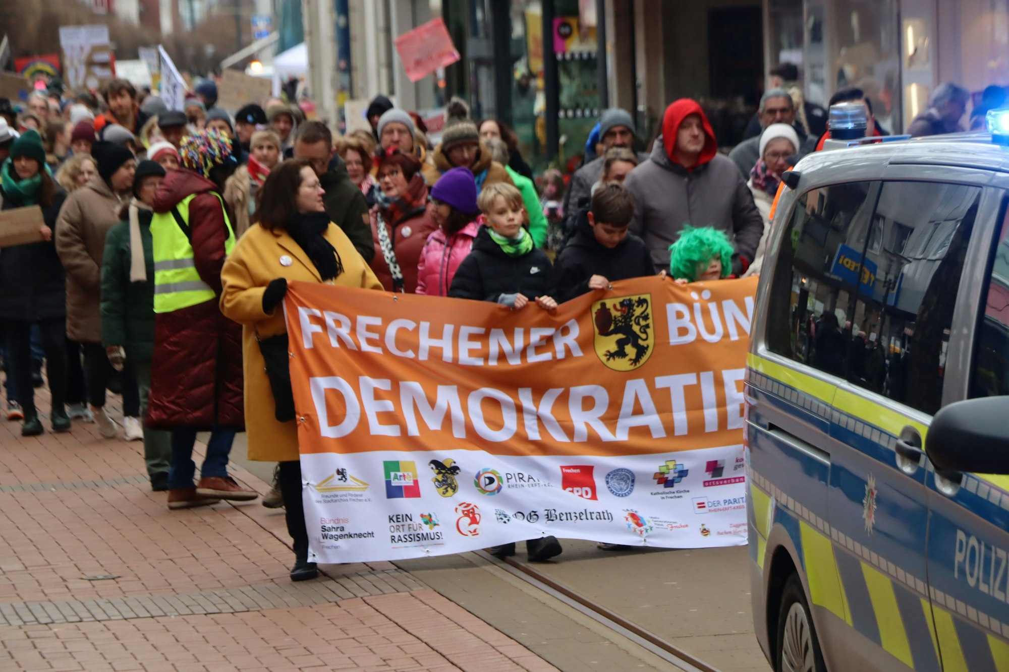 Auf dem Bild ist ein Demonstrationszug zu sehen.