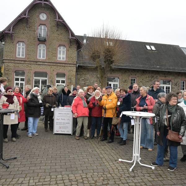 15.02.25-Demo Demokratie Overath Bahnhofsvorplatz