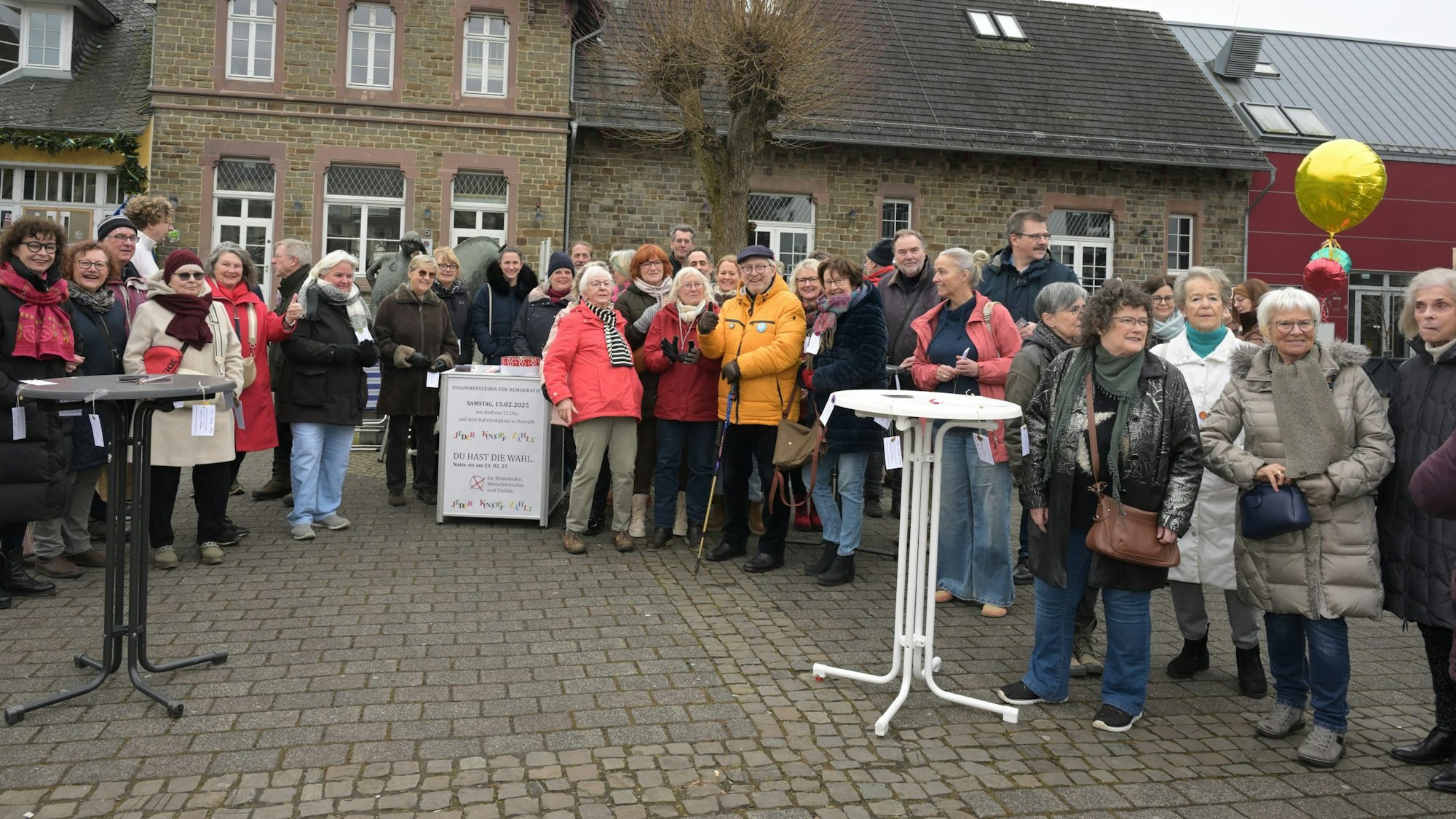 15.02.25-Demo Demokratie Overath Bahnhofsvorplatz