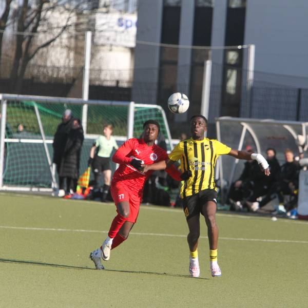 Der 1. FC Niederkassel um Senyo Amouzou-Glipka (links) wirft den 1. FC Spich um Richy Massek aus dem Kreispokal.