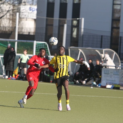 Der 1. FC Niederkassel um Senyo Amouzou-Glipka (links) wirft den 1. FC Spich um Richy Massek aus dem Kreispokal.