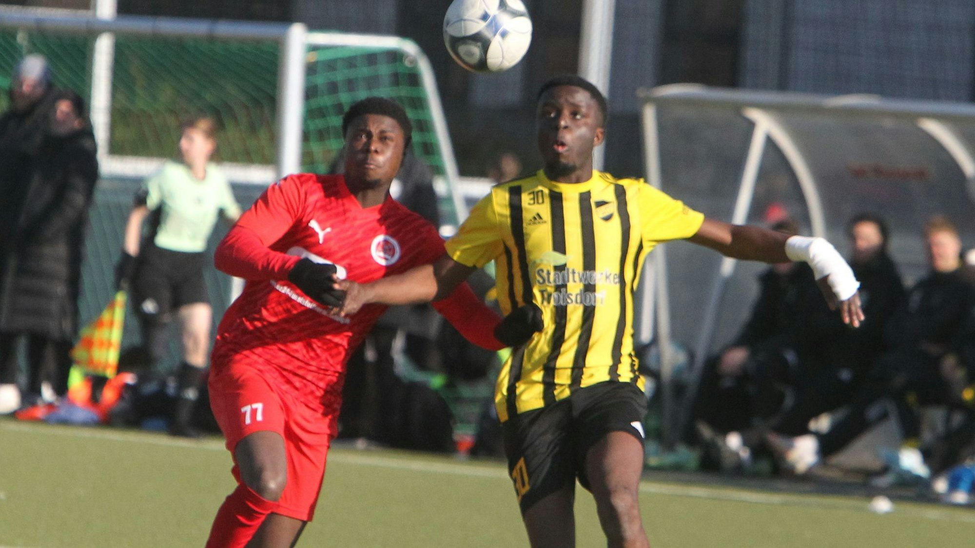 Der 1. FC Niederkassel um Senyo Amouzou-Glipka (links) wirft den 1. FC Spich um Richy Massek aus dem Kreispokal.