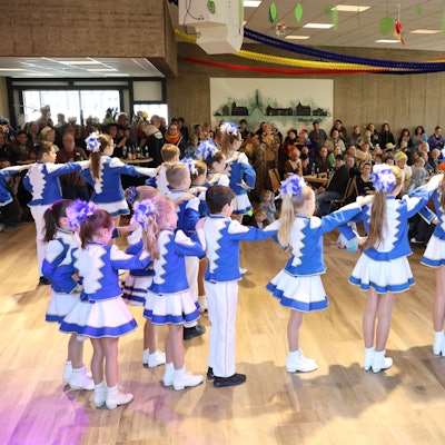 Mit kunterbuntem Dschungelspaß und dem Wohnverbund St. Gertrud hat am Sonntag der Reigen der Karnevalsveranstaltungen im Morsbacher Gertrudisheim begonnen – nach sechsjähriger Zwangspause. Hier tritt gerade die Kindergarde der KG Morsbach auf.