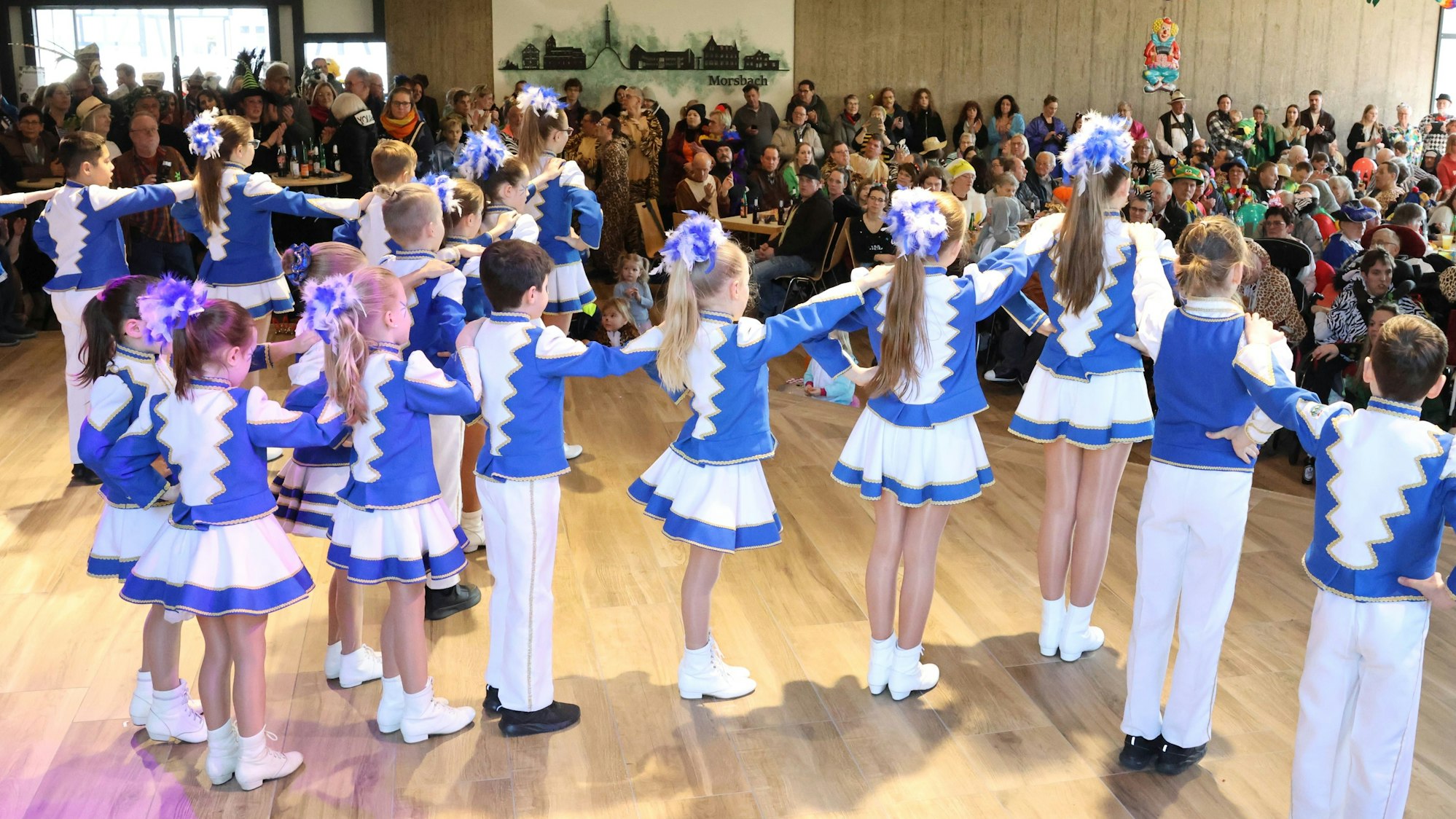 Mit kunterbuntem Dschungelspaß und dem Wohnverbund St. Gertrud hat am Sonntag der Reigen der Karnevalsveranstaltungen im Morsbacher Gertrudisheim begonnen – nach sechsjähriger Zwangspause. Hier tritt gerade die Kindergarde der KG Morsbach auf.