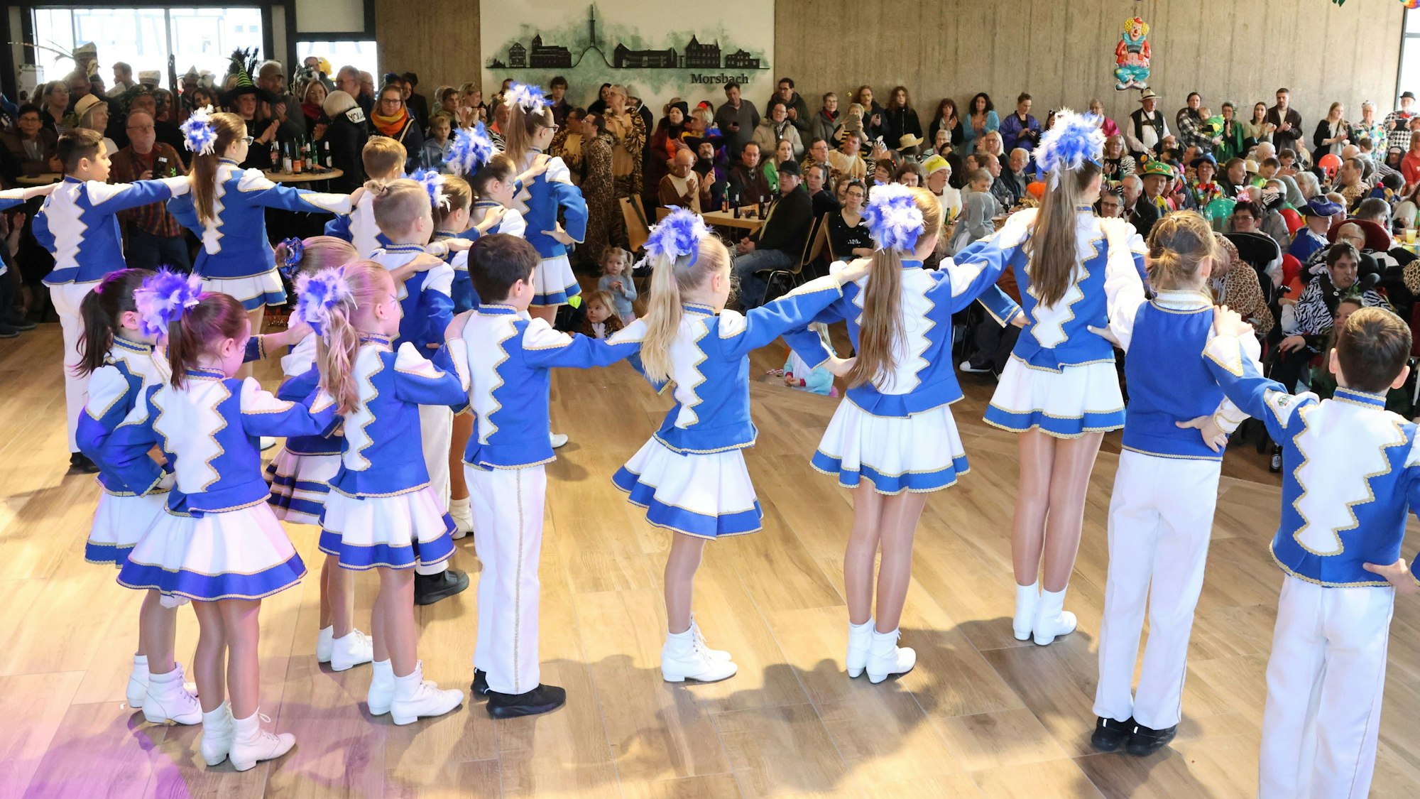 Mit kunterbuntem Dschungelspaß und dem Wohnverbund St. Gertrud hat am Sonntag der Reigen der Karnevalsveranstaltungen im Morsbacher Gertrudisheim begonnen – nach sechsjähriger Zwangspause. Hier tritt gerade die Kindergarde der KG Morsbach auf.