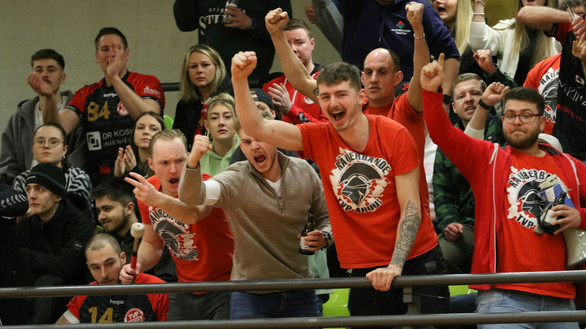 Mitglieder des Fanclubs Räuberbade stehen auf der Tribüne und jubeln.