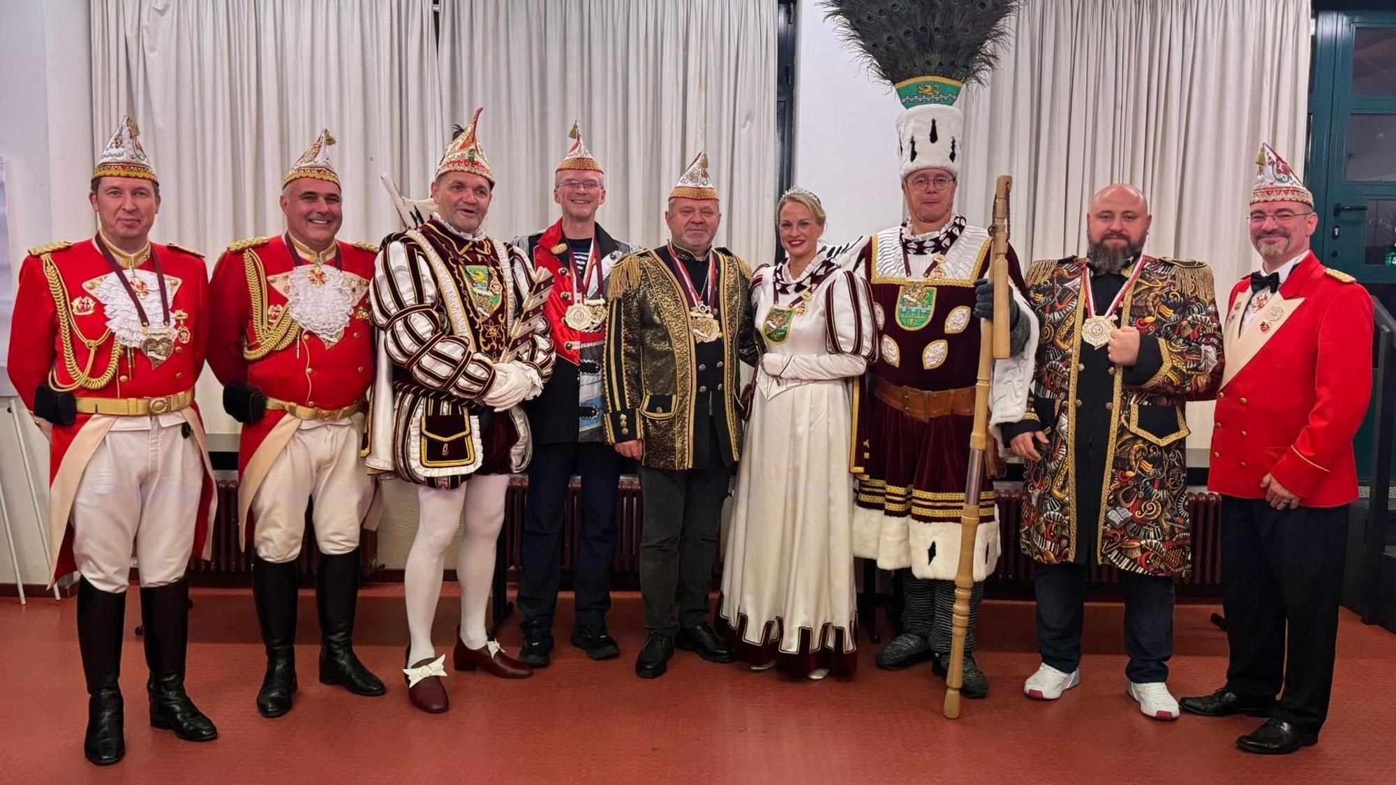 Butschas Bürgermeister Anatolii Fedoruk (Mitte) beim Treffen mit Dreigestirn, Prinzengarde und dem Partnerschaftsvereinsvorsitzenden Frank Haag in Gardeuniform (l.).