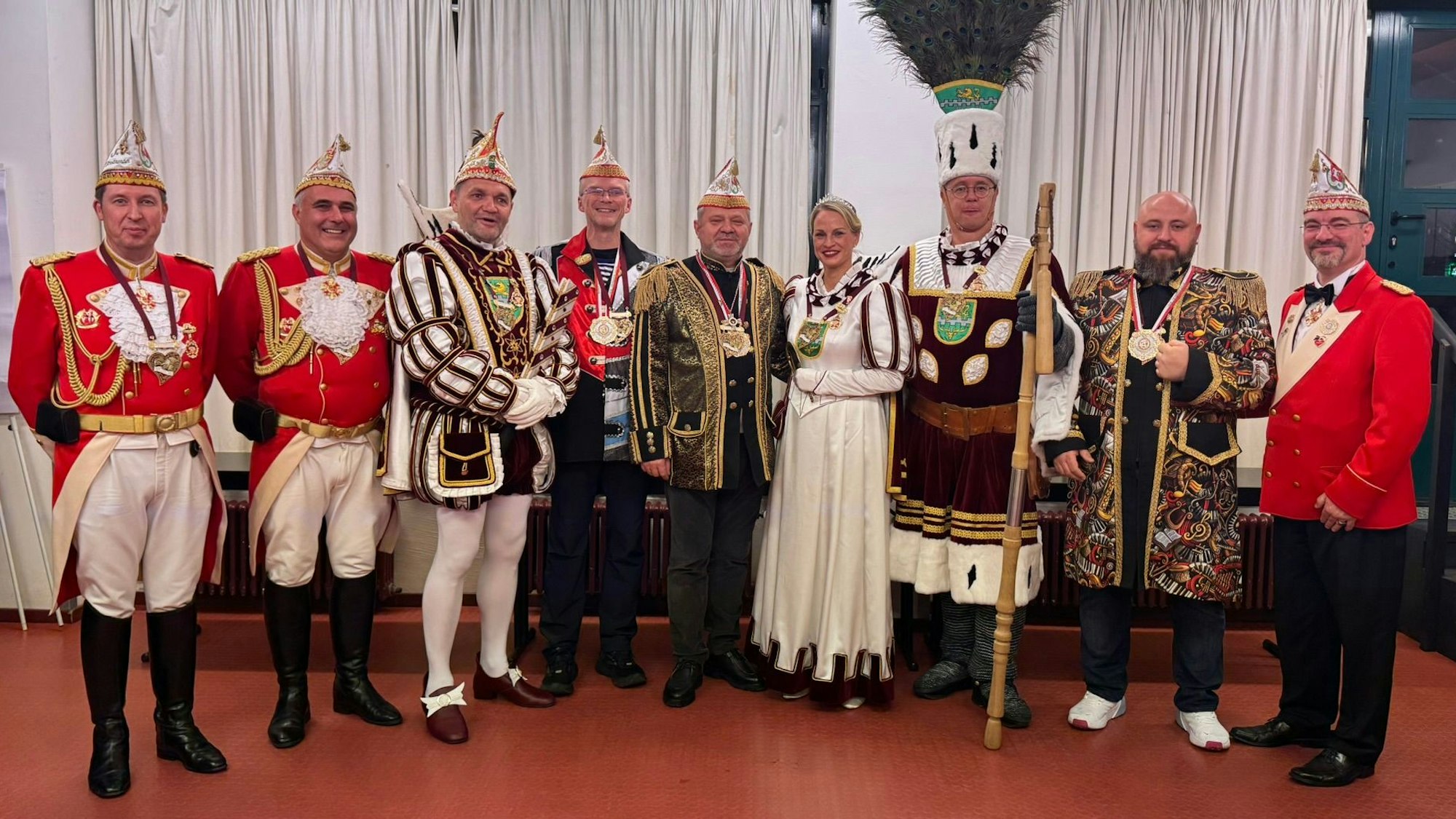Butschas Bürgermeister Anatolii Fedoruk (Mitte) beim Treffen mit Dreigestirn, Prinzengarde und dem Partnerschaftsvereinsvorsitzenden Frank Haag in Gardeuniform (l.).