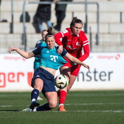 Nicole Billa FC Koeln, 17 im Zweikampf mit Alina Axtmann SC Freiburg, 03, GER, SC Freiburg vs 1. FC Koeln, Fussball Google Pixel Frauen Bundesliga, 15. Spieltag, Saison 2024/2025, 15.02.2025 DFB regulations prohibit any use of photographs as image sequences and/or quasi-video GER, SC Freiburg vs 1. FC Koeln, Fussball Google Pixel Frauen Bundesliga, 15. Spieltag, Saison 2024/2025, 15.02.2025 Freiburg *** Nicole Billa FC Koeln, 17 in duel with Alina Axtmann SC Freiburg, 03 , GER, SC Freiburg vs 1 FC Koeln, Fussball Google Pixel Frauen Bundesliga, 15 Spieltag, Saison 2024 2025, 15 02 2025 DFB regulations prohibit any use of photographs as image sequences and or quasi video GER, SC Freiburg vs 1 FC Koeln, Fussball Google Pixel Frauen Bundesliga, 15 Spieltag, Saison 2024 2025, 15 02 2025 Freiburg Copyright: xEibner-Pressefoto/Memmlerx EP_MMR