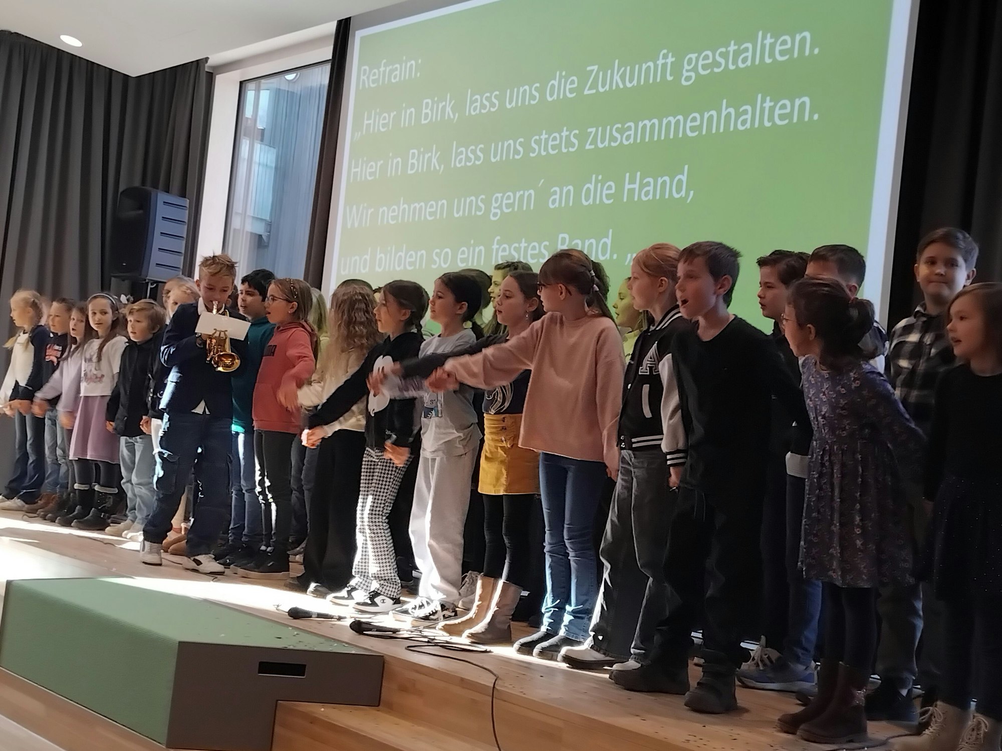 Singende Kinder auf einer Bühne