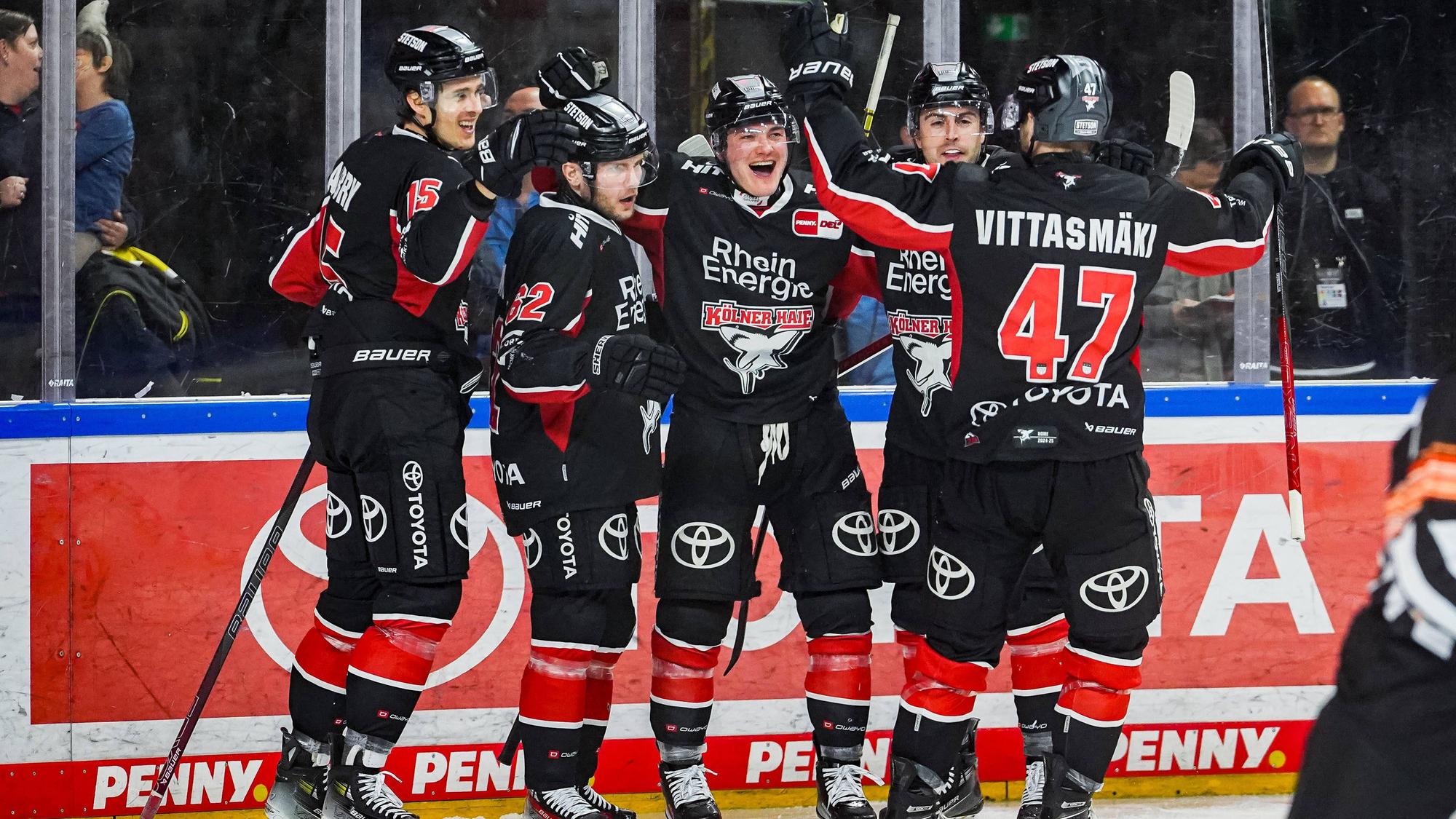 Erster Powerplay-Treffer: Die Kölner Haie bejubeln den Treffer zum 2:1 durch Parker Tuomie (2.v.l.).