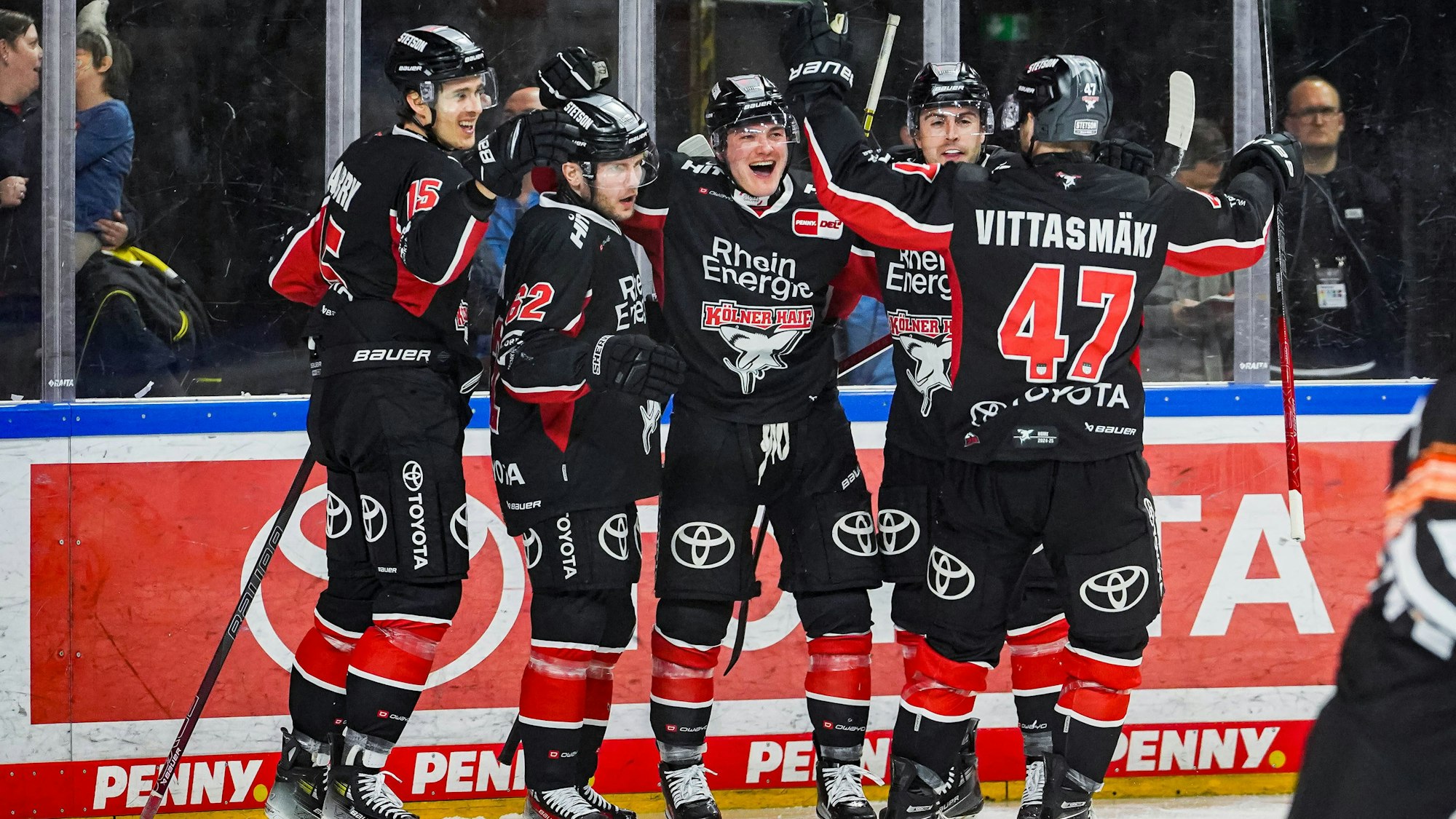 Erster Powerplay-Treffer: Die Kölner Haie bejubeln den Treffer zum 2:1 durch Parker Tuomie (2.v.l.).