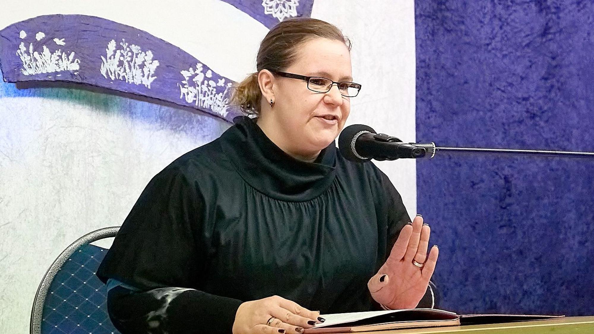 Michaela Walber steht am Rednerpult, sie trägt eine schwarze Richterrobe.