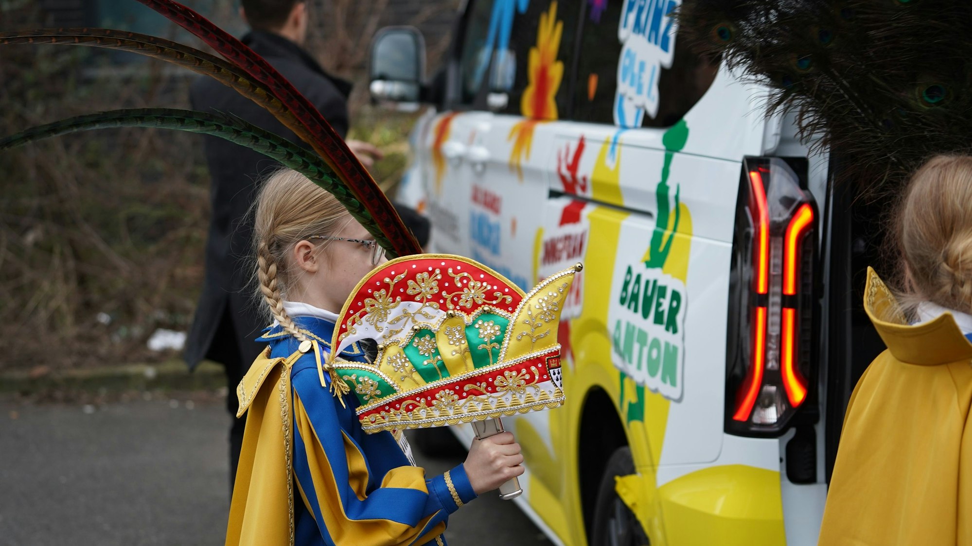 Auch wenn der Prinz einen Tag aussetzen muss: Die Kopfbedeckung kommt mit in den Saal.