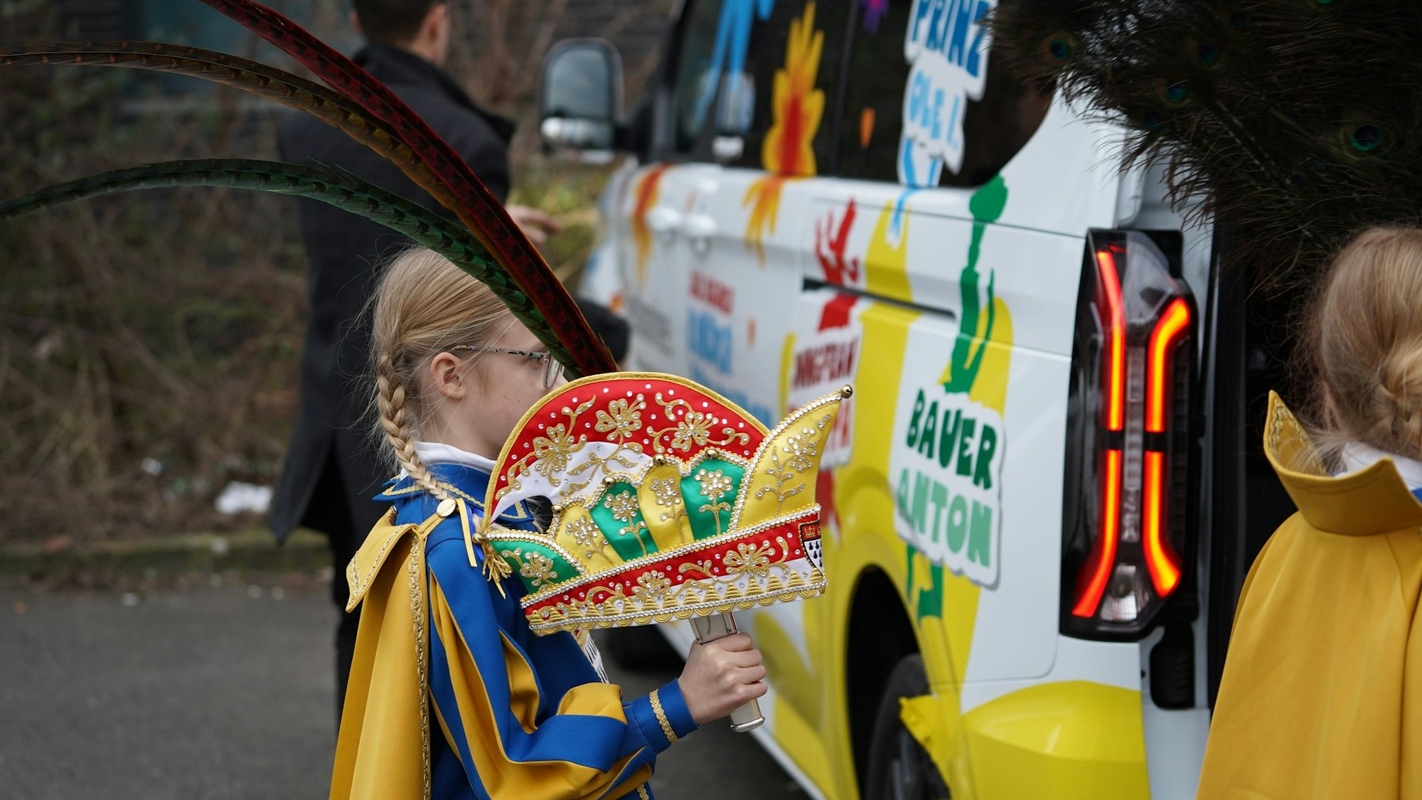 Auch wenn der Prinz einen Tag aussetzen muss: Die Kopfbedeckung kommt mit in den Saal.