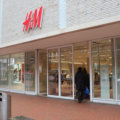 Auf dem Bild ist der Eingang zum Ladenlokal von H&M in der Frechener Fußgängerzone zu sehen.