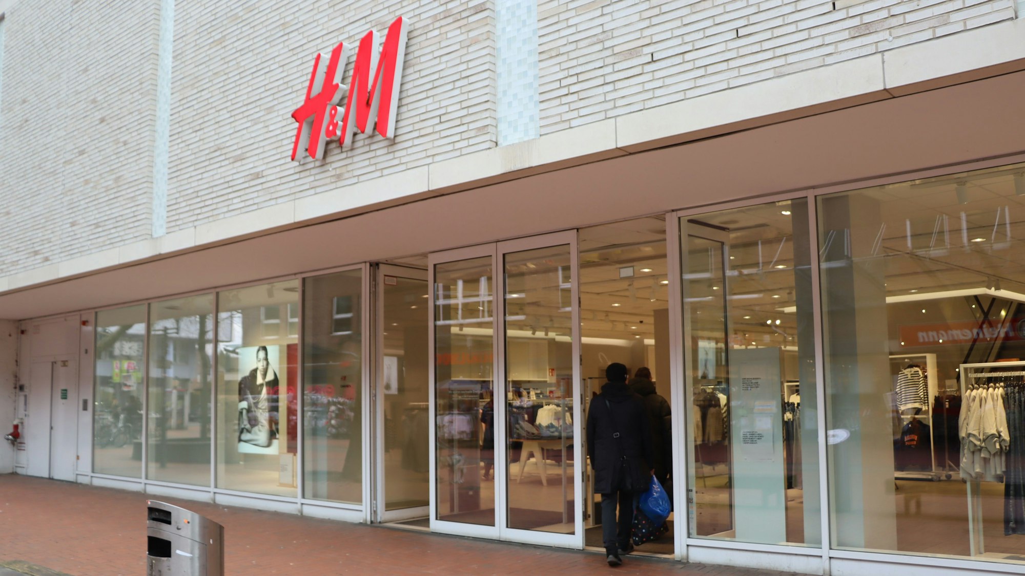 Auf dem Bild ist der Eingang zum Ladenlokal von H&M in der Frechener Fußgängerzone zu sehen.