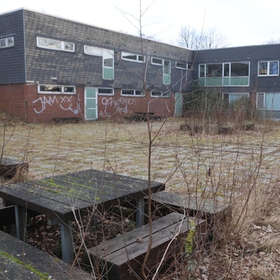 Seit mehr als sechs Jahren wird die Morsbacher Jugendherberge nicht mehr genutzt. Das Gelände verfällt seither. Doch jetzt darf es die Polizei für Übungen nutzen.