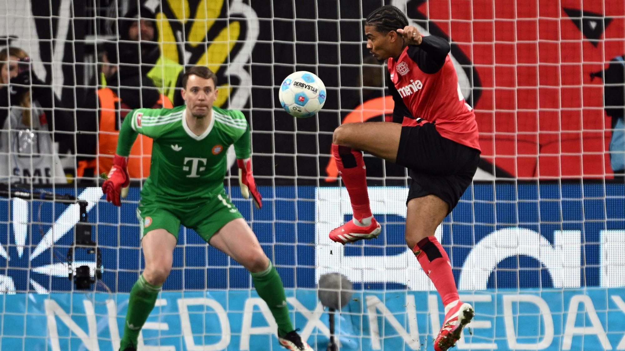 Die große Chance: Leverkusens Amine Adli (r) hätte bei seinem Comeback am vergangenen Samstag den Siegtreffer gegen Bayerns Torwart Manuel Neuer erzielen können.
