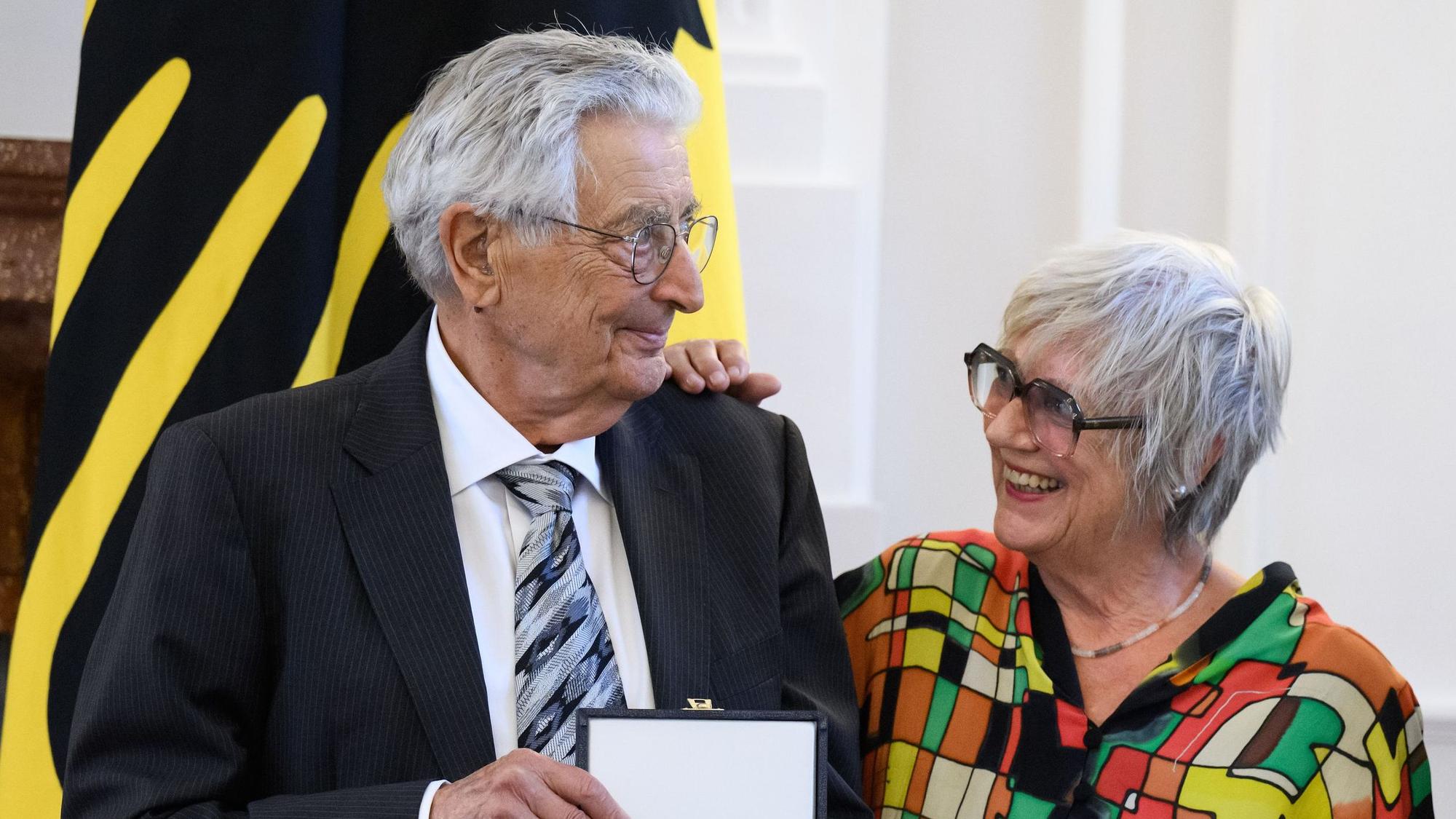 Der 2025 verstorbene Gerhart Baum (l-r, FDP), ehemaliger Bundesinnenminister, steht nach der Verleihung des Großen Verdienstkreuzes mit Stern des Verdienstordens der Bundesrepublik Deutschland an ihn zusammen mit seiner Ehefrau Renate Liesmann-Baum im Schloss Bellevue.