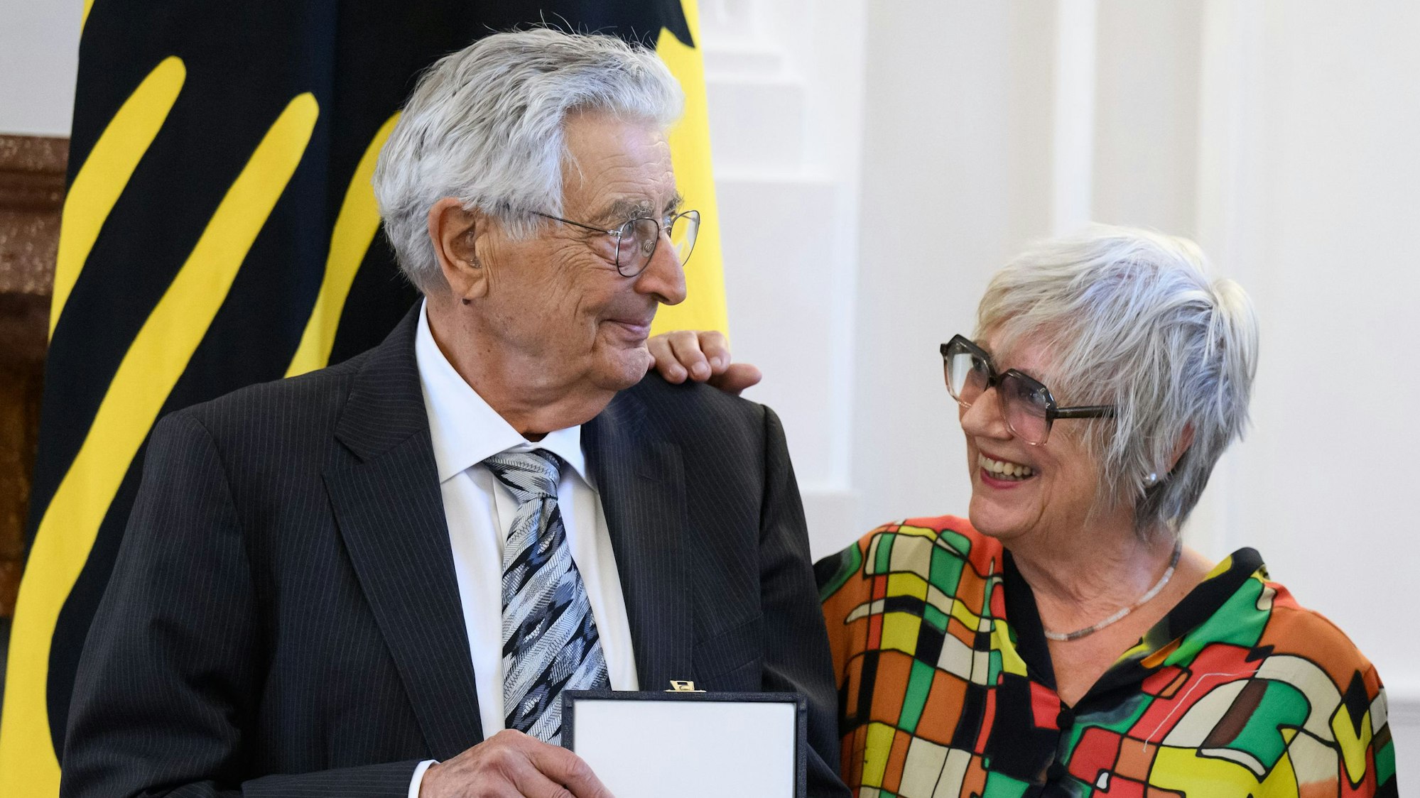 Der 2025 verstorbene Gerhart Baum (l-r, FDP), ehemaliger Bundesinnenminister, steht nach der Verleihung des Großen Verdienstkreuzes mit Stern des Verdienstordens der Bundesrepublik Deutschland an ihn zusammen mit seiner Ehefrau Renate Liesmann-Baum im Schloss Bellevue.