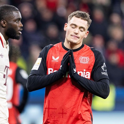 Florian Wirtz (r.) hadert nach seiner vergebenen Großchance in der Nachspielzeit. Der Münchner Dayot Upamencano zeigte eine starke Defensivleistung.