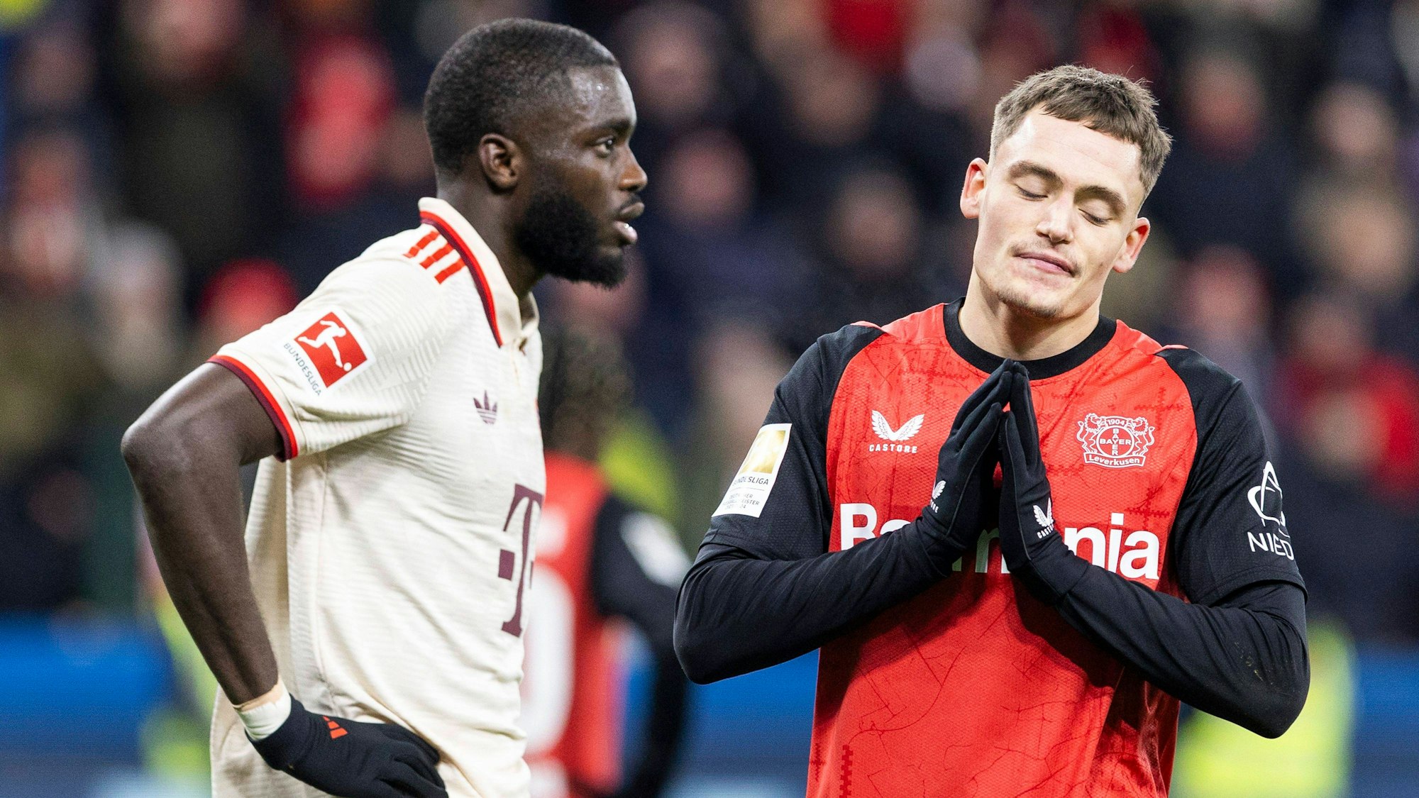 Florian Wirtz (r.) hadert nach seiner vergebenen Großchance in der Nachspielzeit. Der Münchner Dayot Upamencano zeigte eine starke Defensivleistung.