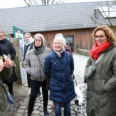 In Lindlarer Freilichtmuseum des Landschaftsverbandes Rheinland vermittelte die Kräuterexpertin Marianne Frielingsdorf (links) viel Wissen um Kräuter und Pflanzen.