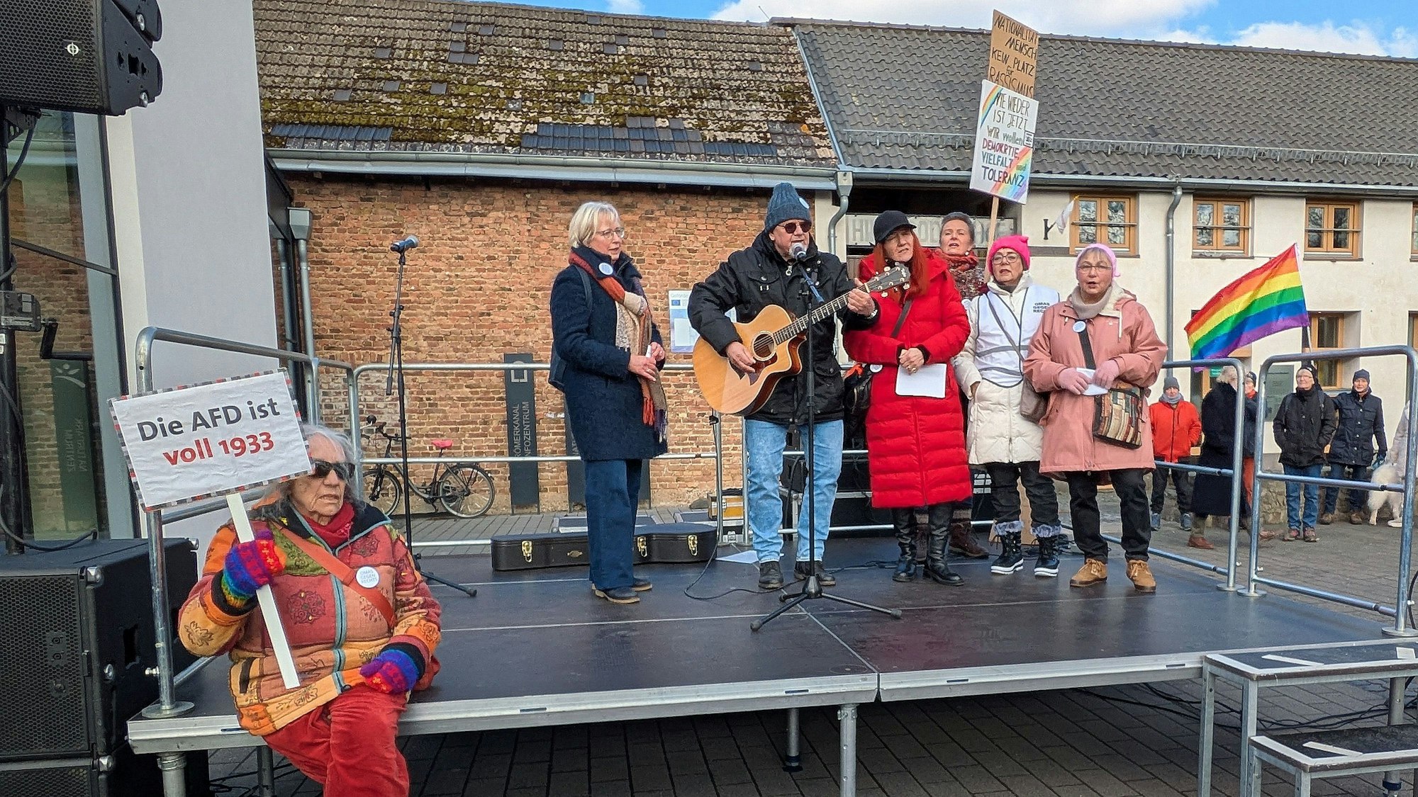Bild auf die Bühne bei der Kundgebung.