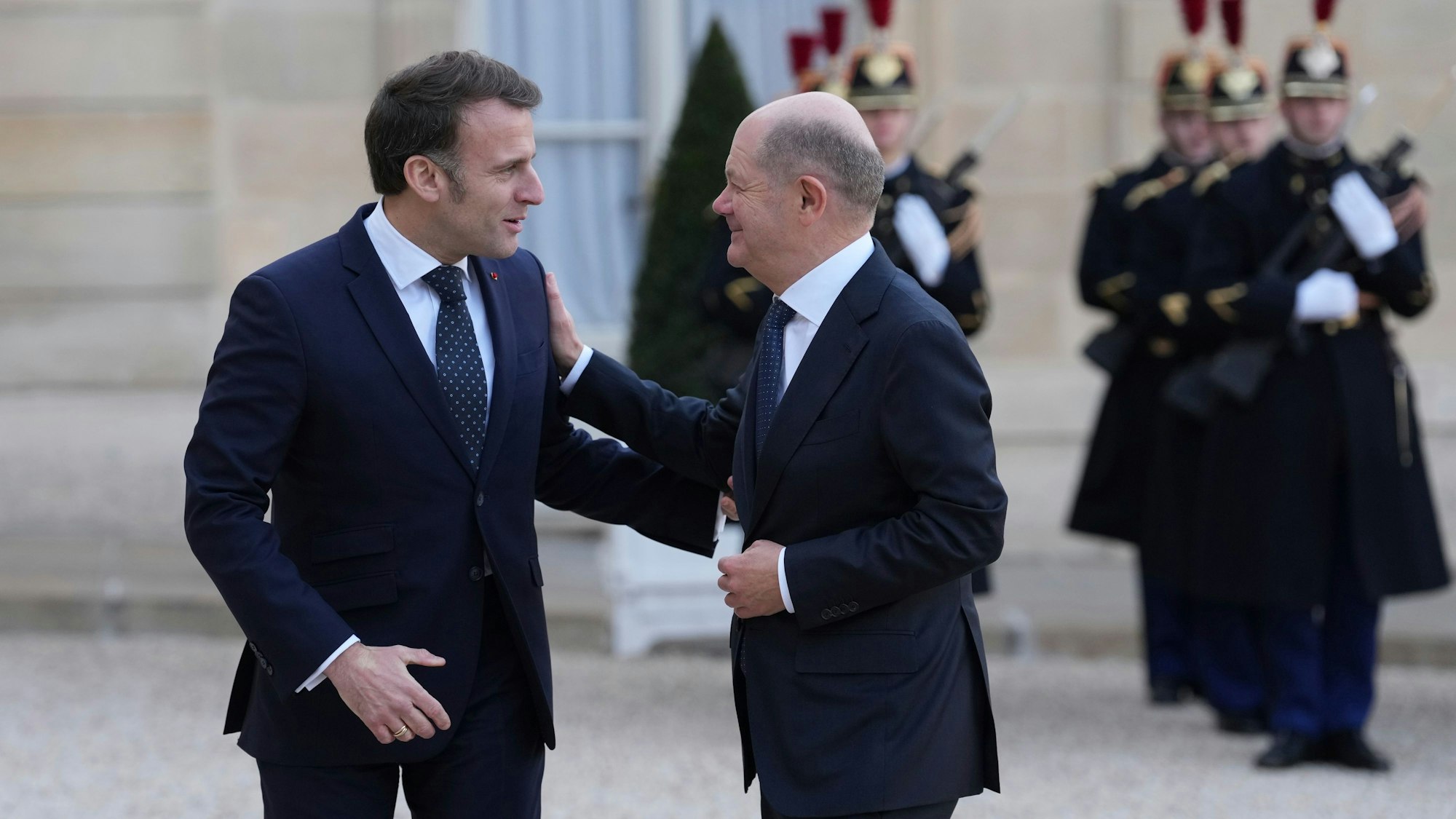 Der franzöische Präsident Emmanuel Macron und Bundeskanzler Olaf Scholz vor Beginn des Pariser Treffens europäischer Nato-Partner