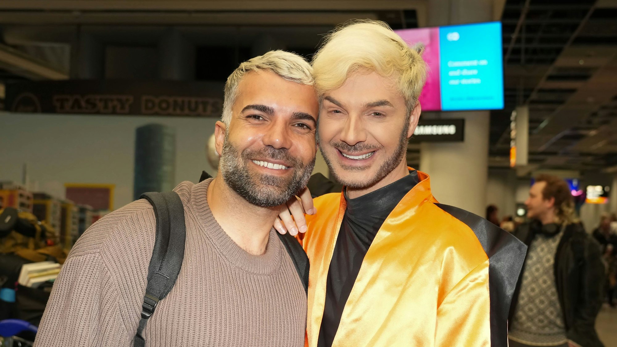 Sam Dylan (r) mit seinem Partner Rafi Rachek (l) vor der Abreise nach Australien.