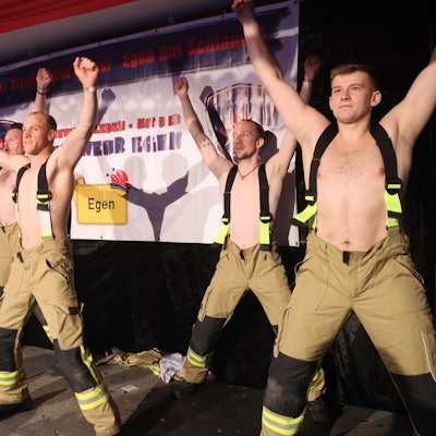 Das Foto zeigt einen Auftritt der "Firedancer".