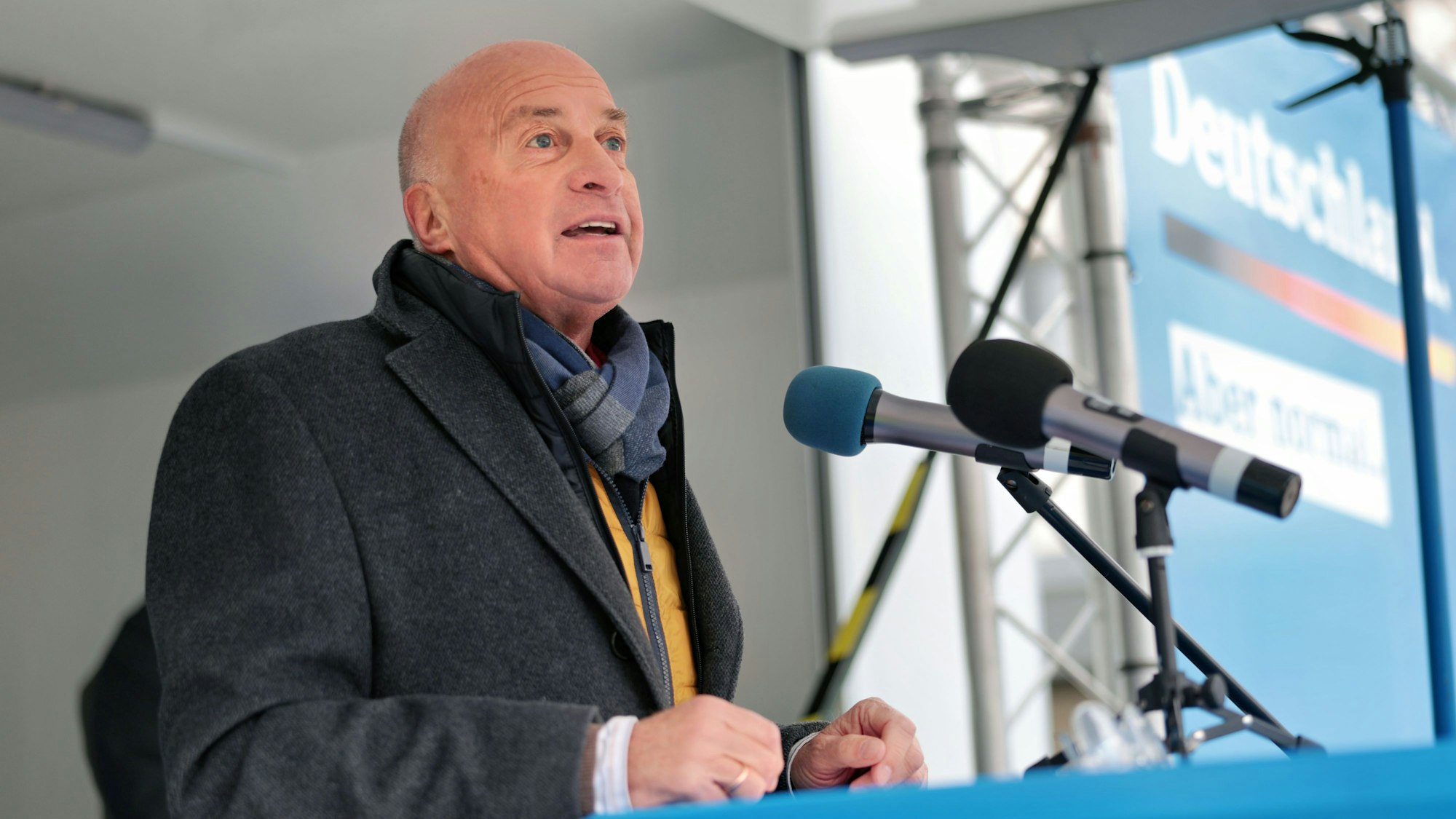 Das Bild zeigt Rüdiger Lucassen auf der Wahlkampfveranstaltung in Euskirchen am Rednermikrofon.