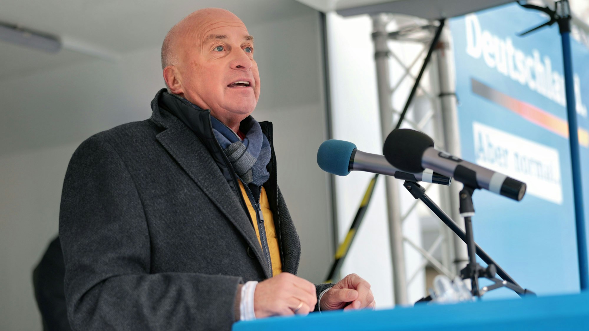 Rüdiger Lucassen steht bei einer AFD-Wahlkampfveranstaltung in Euskirchen am Rednerpult.