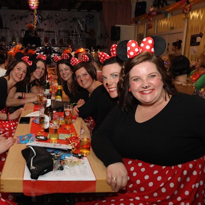 Beim Mütterkaffee in Wipperfürth-Thier war nicht nur die Stimmung bestens, das 120-köpfige Publikum war auch noch hübsch anzusehen.
