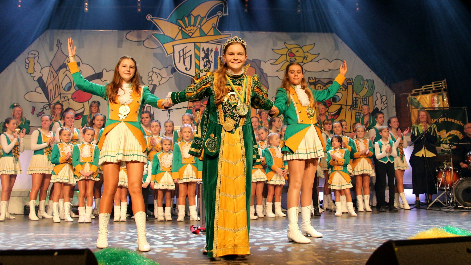 Eine Karnevalsprinzessin und ihr Gefolge auf der Bühne.