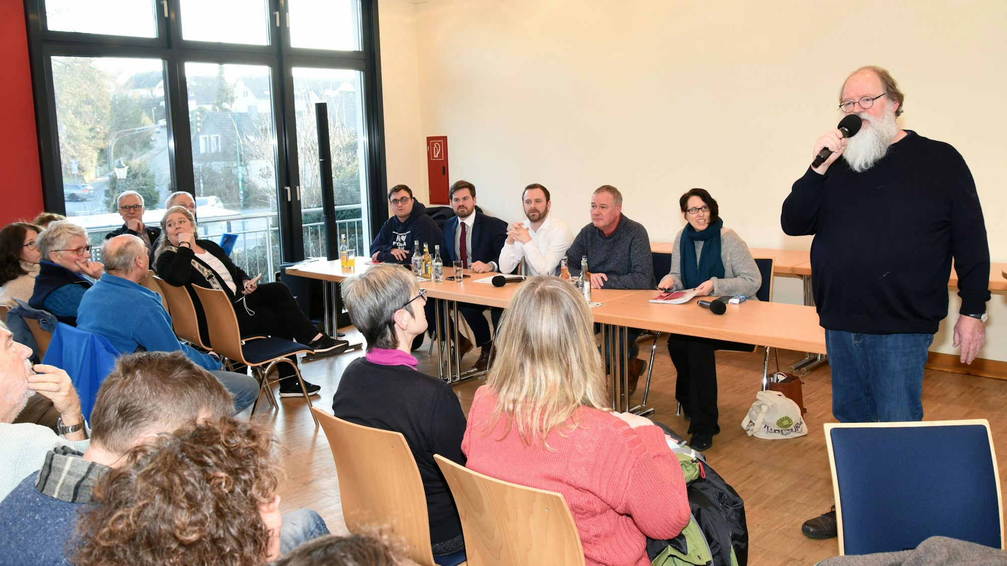 Die Podiumsdiskussion mit den oberbergischen Bundeskandidaten, die auf Einladung des Runden Tisches für Frieden und Gerechtigkeit stattfand, moderierte Michael Hänsch (r.).