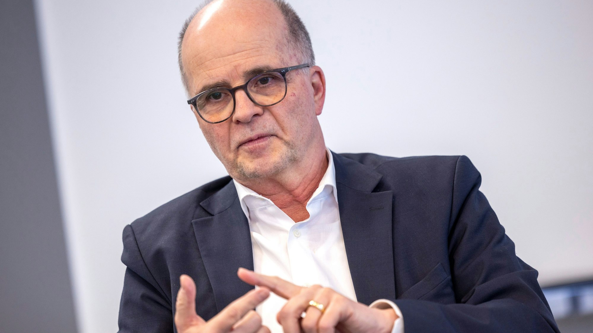 Markus Greitemann zählt an seinen Fingern