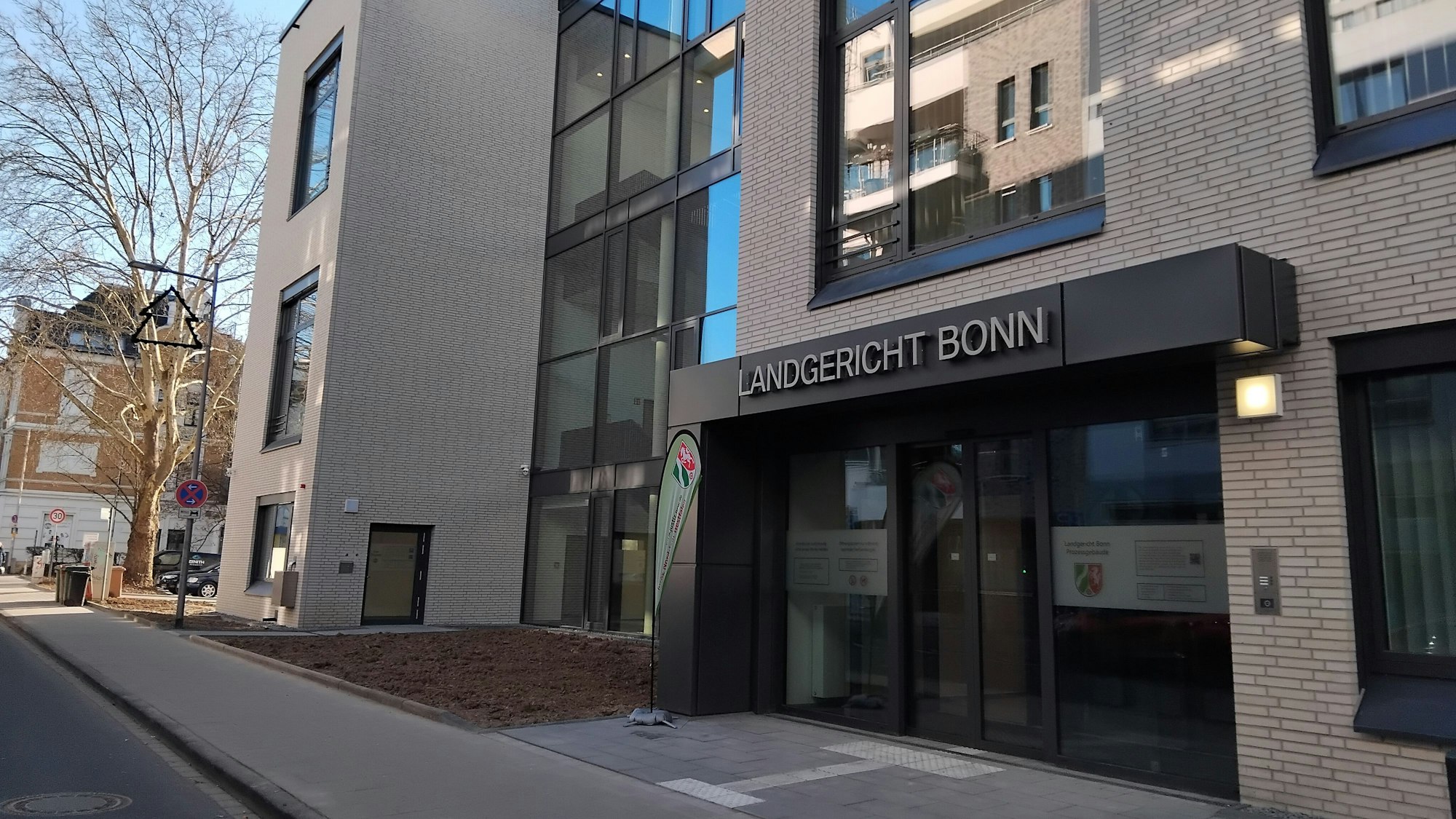 Ein neues Prozess-Gebäude mit der Aufschrift Landgericht Bonn