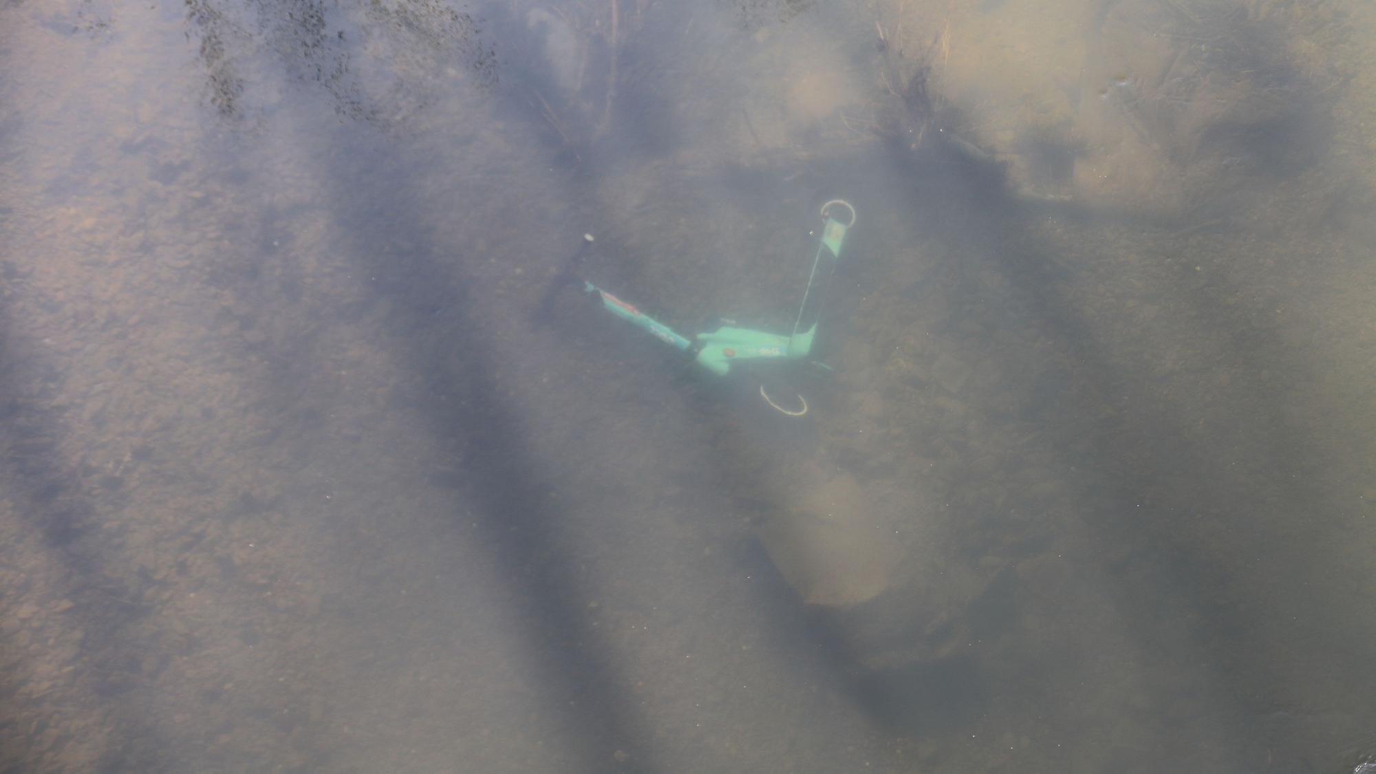 Ein E-Scooter liegt unter Wasser.